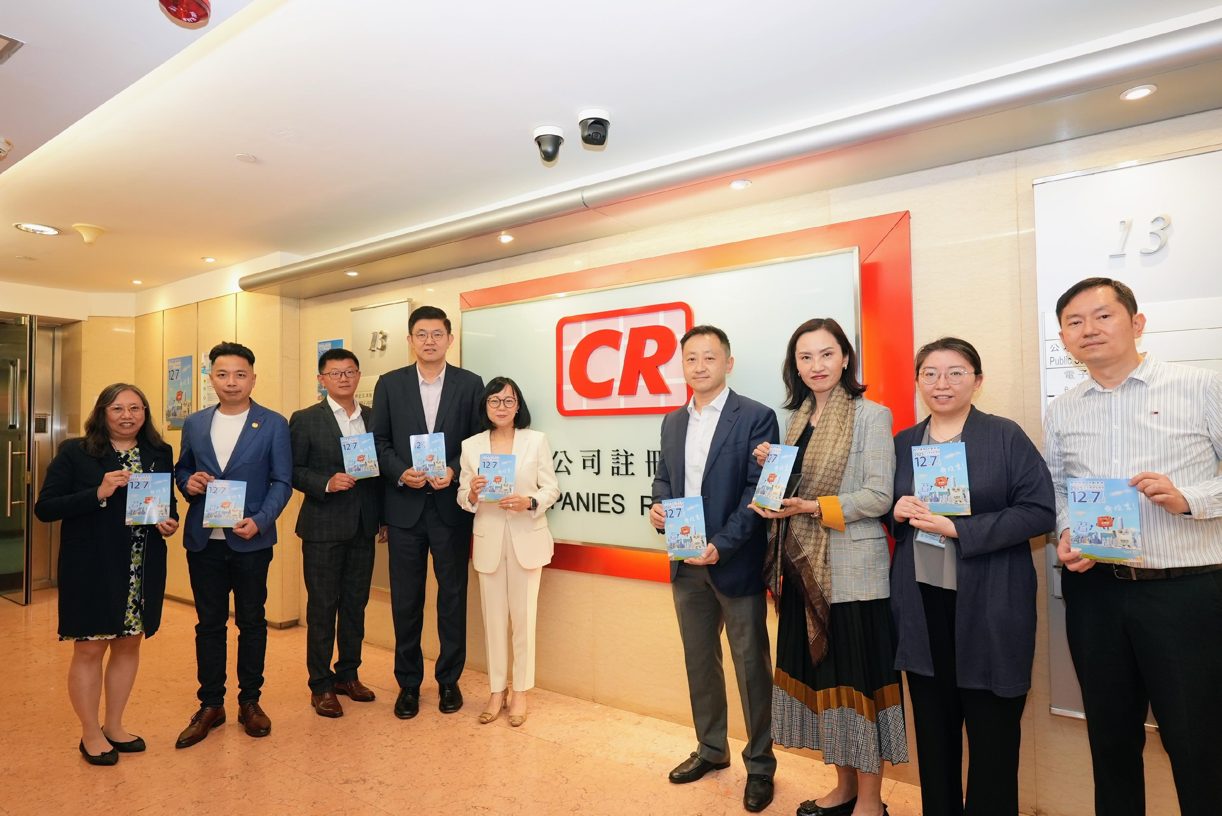 The Chief Secretary for Administration, Mr Chan Kwok-ki, and the Secretary for the Civil Service, Mrs Ingrid Yeung, together with the directorate of the Civil Service Bureau, staff-side representatives from the four civil service central consultative councils and representatives from the four major service-wide staff unions, jointly visited multiple floors of the Queensway Government Offices today (November 12) to urge colleagues from various departments to vote together in the Legislative Council (LegCo) Election. Photo shows Deputy Secretary for the Civil Service Mr Alex Chan (fourth left) and the Registrar of Companies, Ms Kinnie Wong (fifth left), with representatives of civil service groups at the Companies Registry.