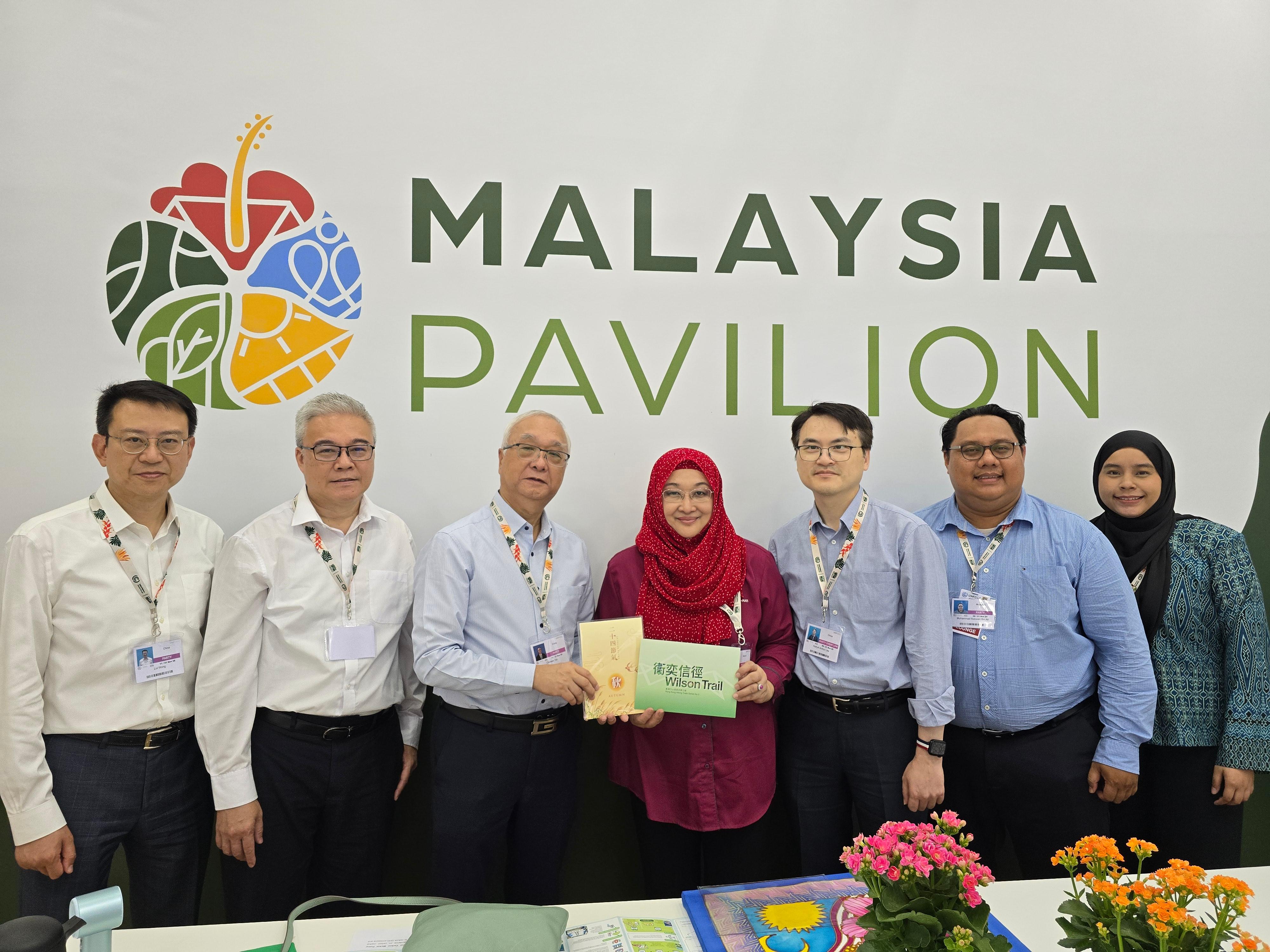 環境及生態局局長謝展寰(左三)與機電工程署署長潘國英(左二)和環境及生態局氣候變化專員李學賢(右三)十一月十二日(貝倫時間)繼續在巴西貝倫出席《聯合國氣候變化框架公約》締約方會議第30屆會議,並與馬來西亞代表團團長、天然資源及環境永續部副秘書長(環境永續)Datuk Nor Yahati binti Awang(中)在馬來西亞館進行雙邊會議,就減碳策略和綠色低碳轉型分享經驗和交流意見。