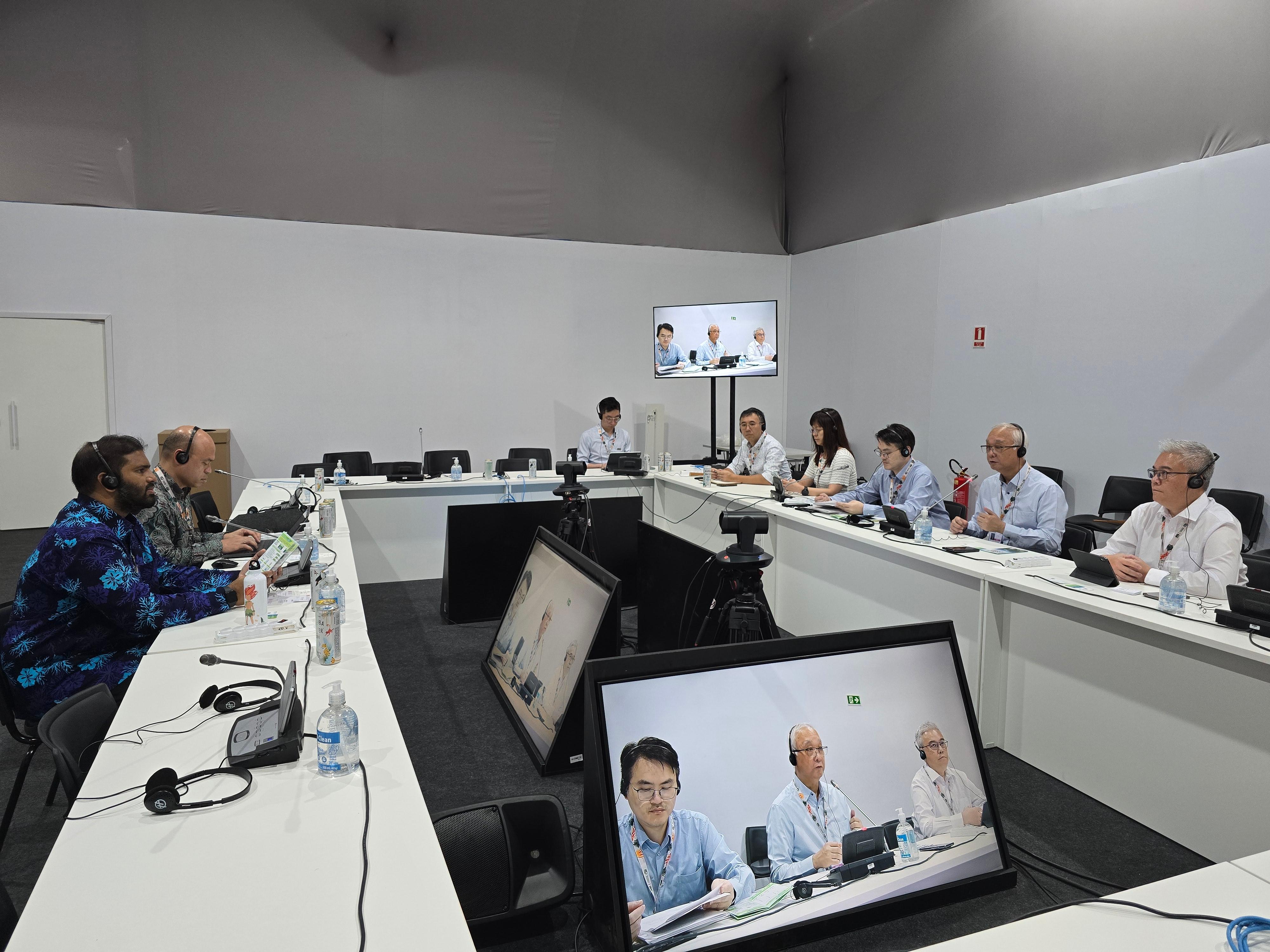 環境及生態局局長謝展寰(右二)與機電工程署署長潘國英(右一)和環境及生態局氣候變化專員李學賢(右三)十一月十二日(貝倫時間)繼續在巴西貝倫出席《聯合國氣候變化框架公約》締約方會議第30屆會議,並與馬來西亞綠色技術及氣候變化中心署理集團行政總裁Saiful Adib Bin Abdul Munaff(左一)會面,就多項議題交流經驗和交換意見。