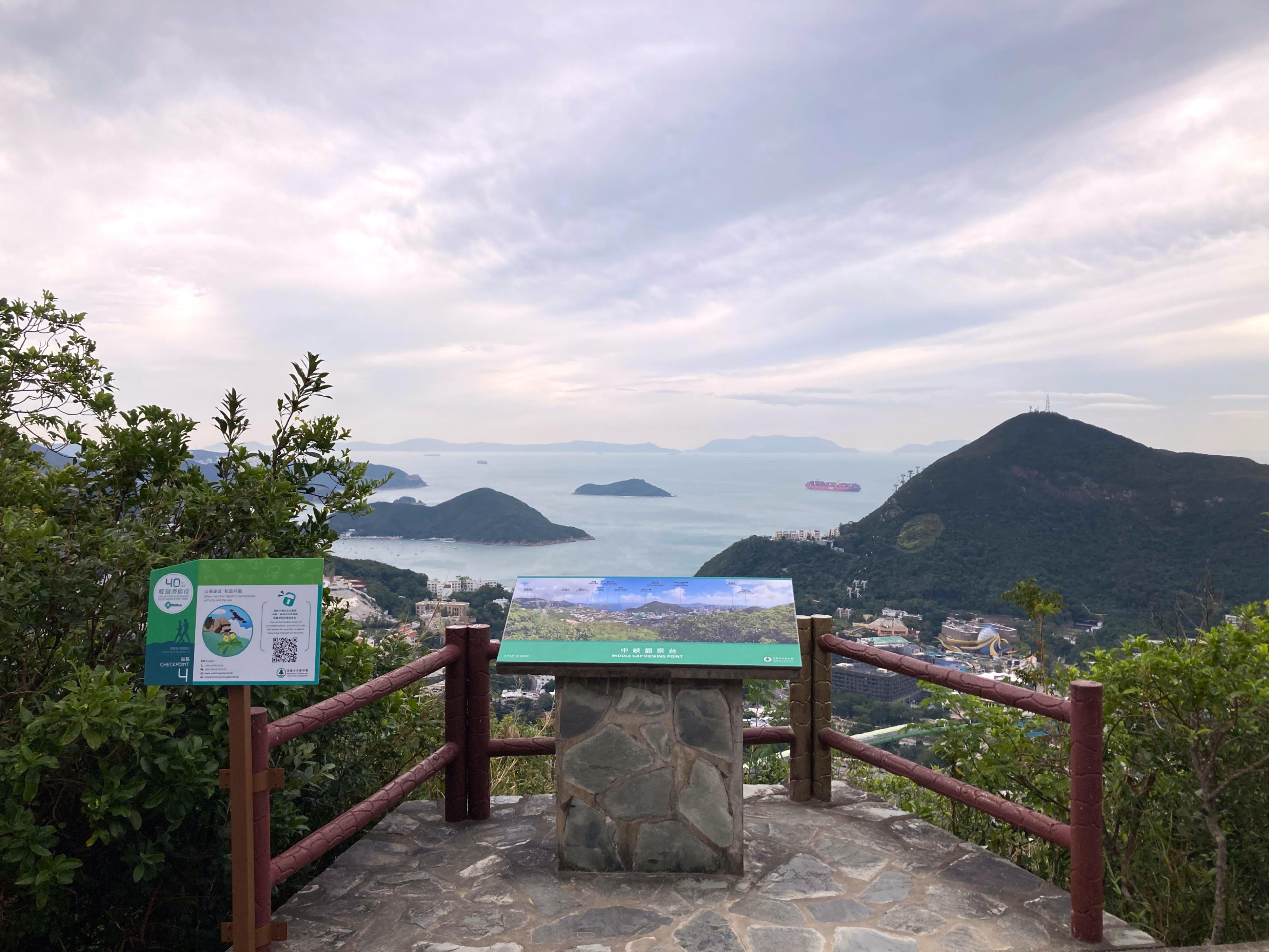 為紀念港島徑啓用40周年,漁農自然護理署今日(十一月十三日)正式推出「解鎖港島徑」遠足挑戰活動。圖示設於港島徑(第四段)中峽觀景台的活動站點。