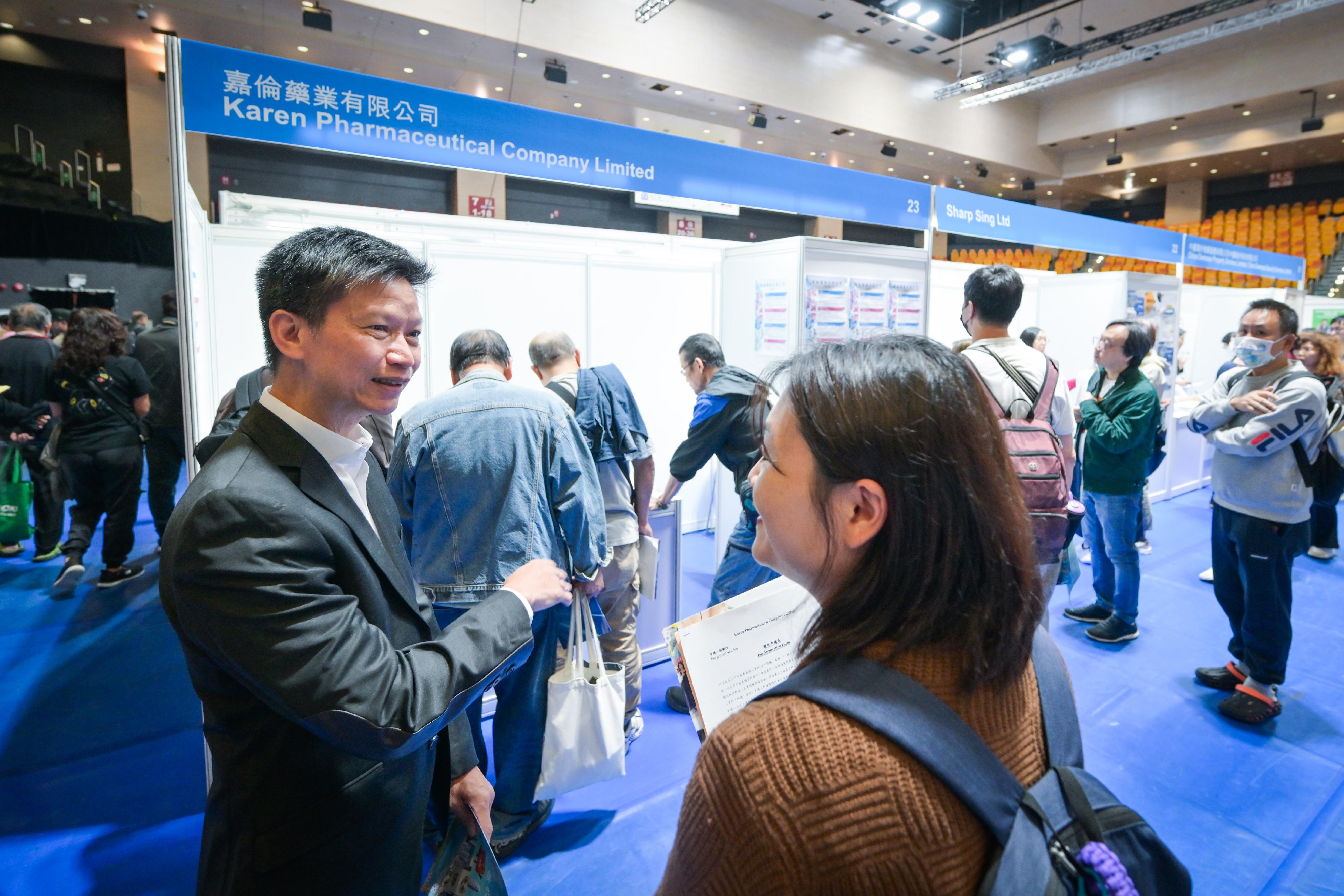 The Commissioner for Labour, Mr Sam Hui, visited the New Career Start Job Fair for the Middle-aged and Elderly organised by the Labour Department (LD) today (November 13). Photo shows Mr Hui (left) encouraging a job seeker to use the LD’s employment service.