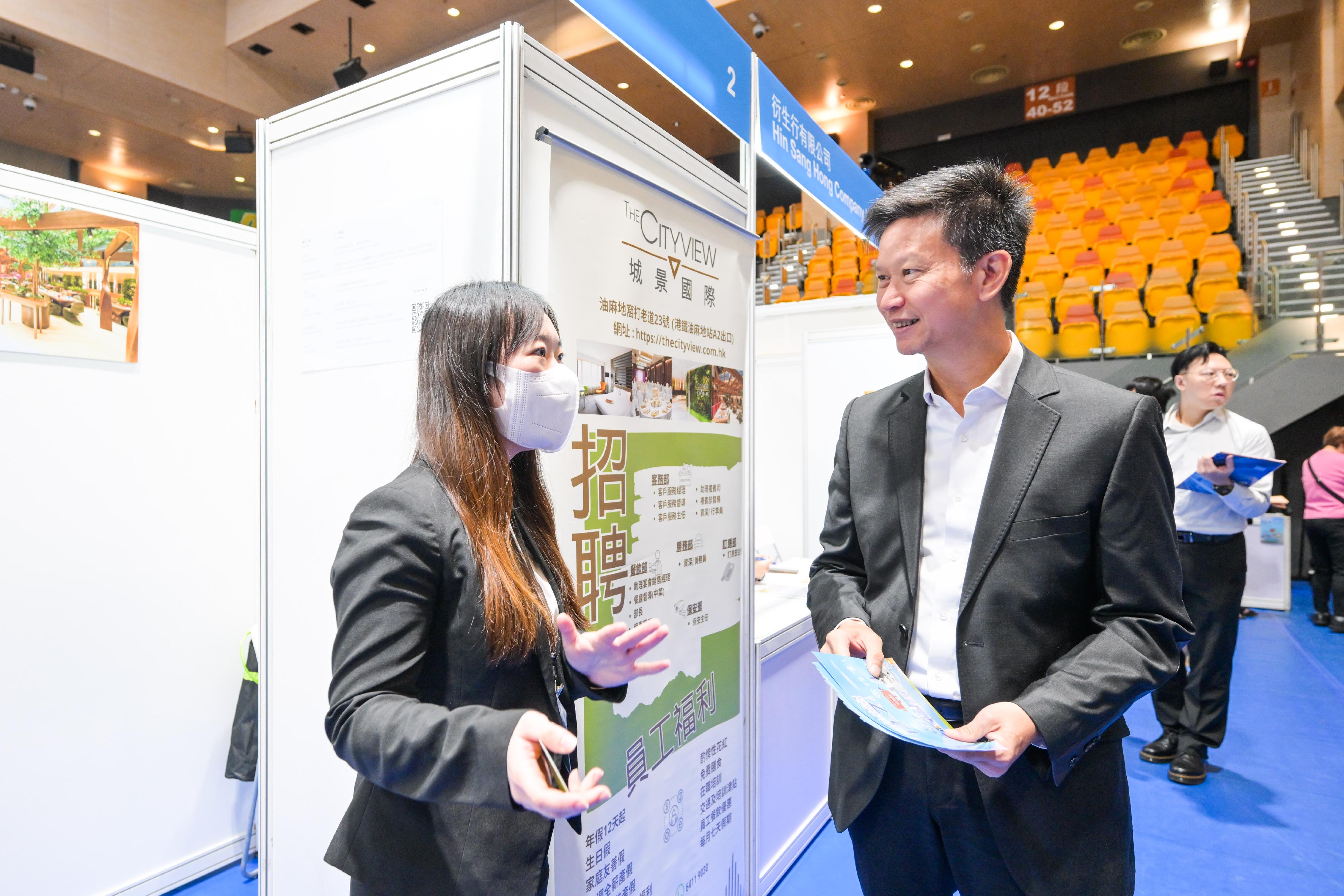 The Commissioner for Labour, Mr Sam Hui, visited the New Career Start Job Fair for the Middle-aged and Elderly organised by the Labour Department (LD) today (November 13). Photo shows Mr Hui (right) encouraging a representative of a recruitment agency to use the LD’s services to promote employment of elderly and middle-aged persons.