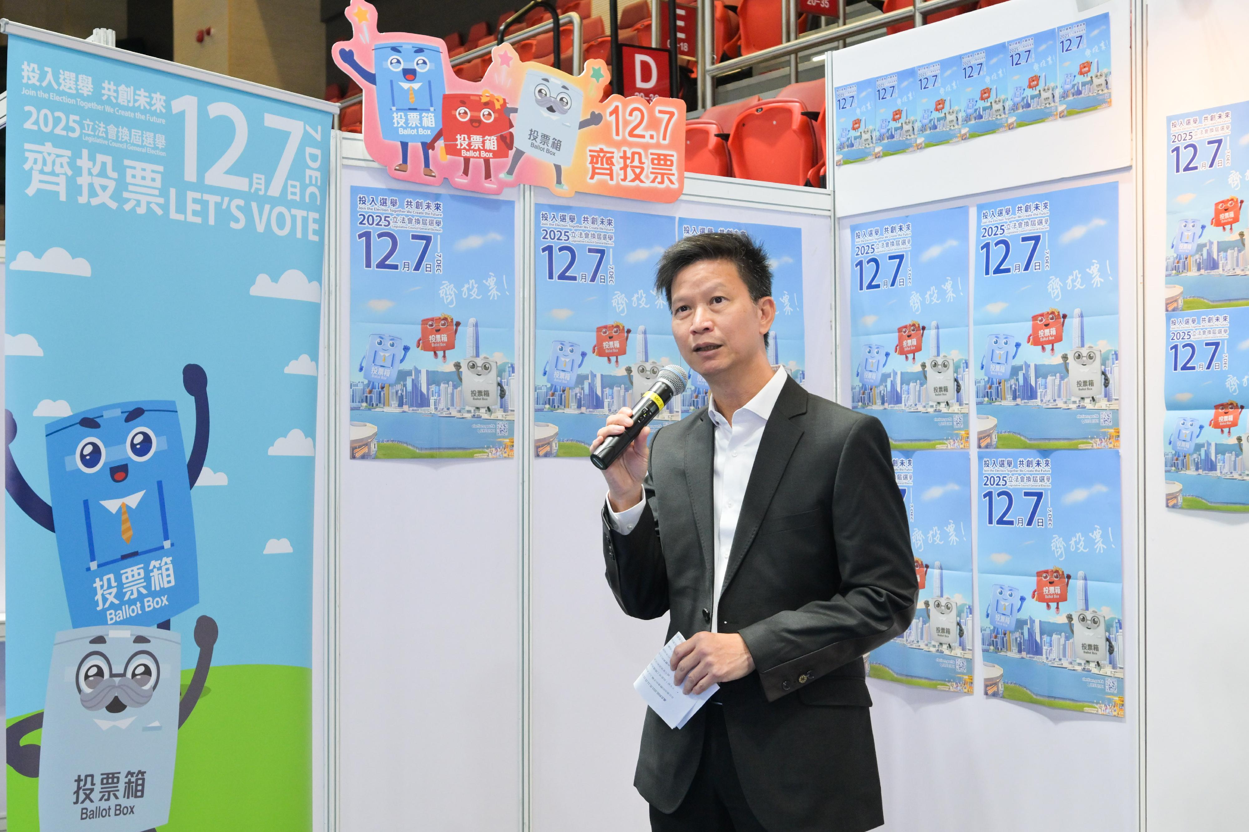 The Commissioner for Labour, Mr Sam Hui, visited the New Career Start Job Fair for the Middle-aged and Elderly organised by the Labour Department (LD) today (November 13). Photo shows Mr Hui encouraging job seekers and employers to use the LD’s services to promote employment of elderly and middle-aged persons, and appealing to eligible voters to cast their votes in the 2025 Legislative Council General Election. 