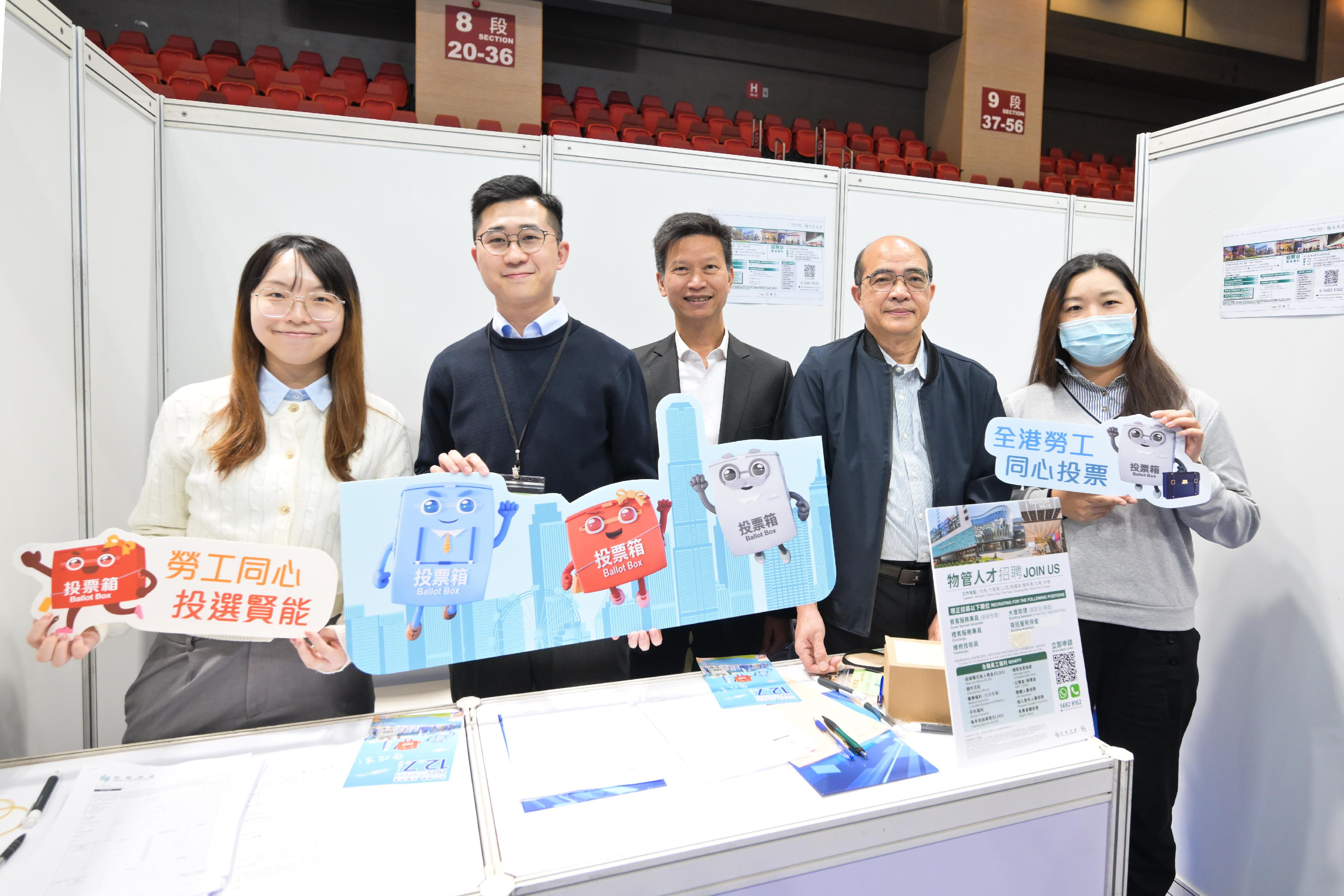 The Commissioner for Labour, Mr Sam Hui, visited the New Career Start Job Fair for the Middle-aged and Elderly organised by the Labour Department today (November 13). Photo shows Mr Hui appealing to representatives of a recruitment agency to cast their votes in the 2025 Legislative Council General Election. 