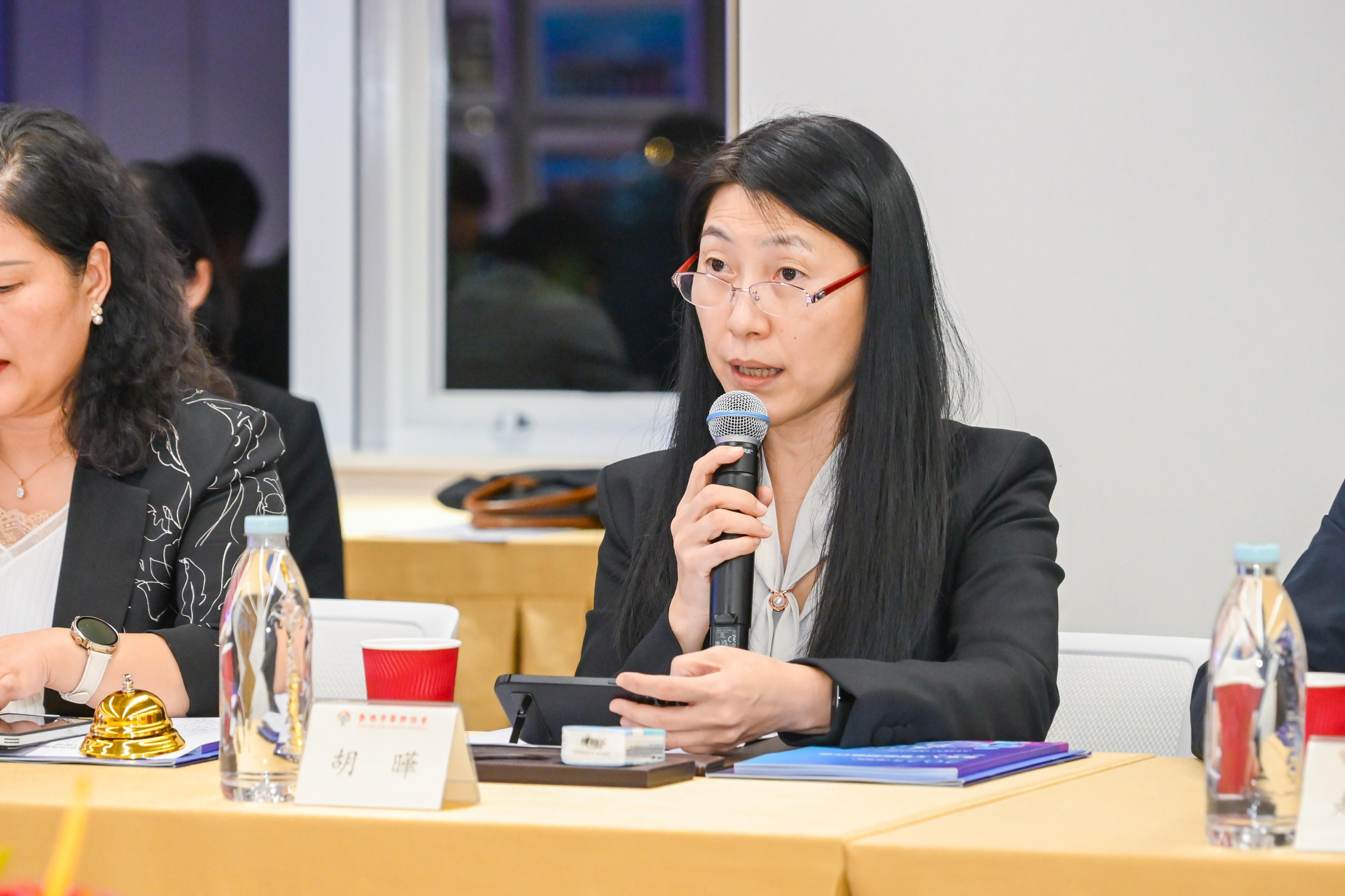 數字政策辦公室助理數字政策專員（內地及產業合作）胡曄昨日（十一月十二日）出席京港數字經濟企業出海服務座談會，並於會上分享香港在幫助內地科技企業邁向國際市場方面的政策和工作。