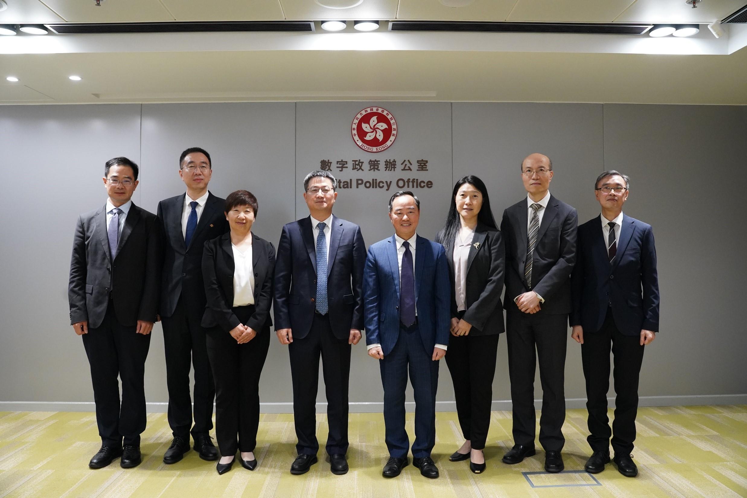 數字政策專員黃志光（右四）十一月十一日與北京市政府副秘書長、北京市政務服務和數據管理局黨組書記、局長沈彬華（左四）和代表團其他成員合照。