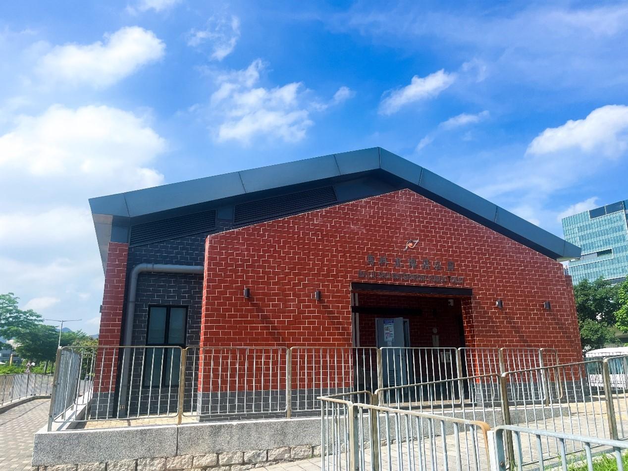 食物環境衞生署近月進行了傑出廁所事務員評選，經評審後選出六名傑出廁所事務員加以表揚。圖示同時獲選傑出男、女廁所事務員金獎服務的沙田區馬料水海濱公廁。