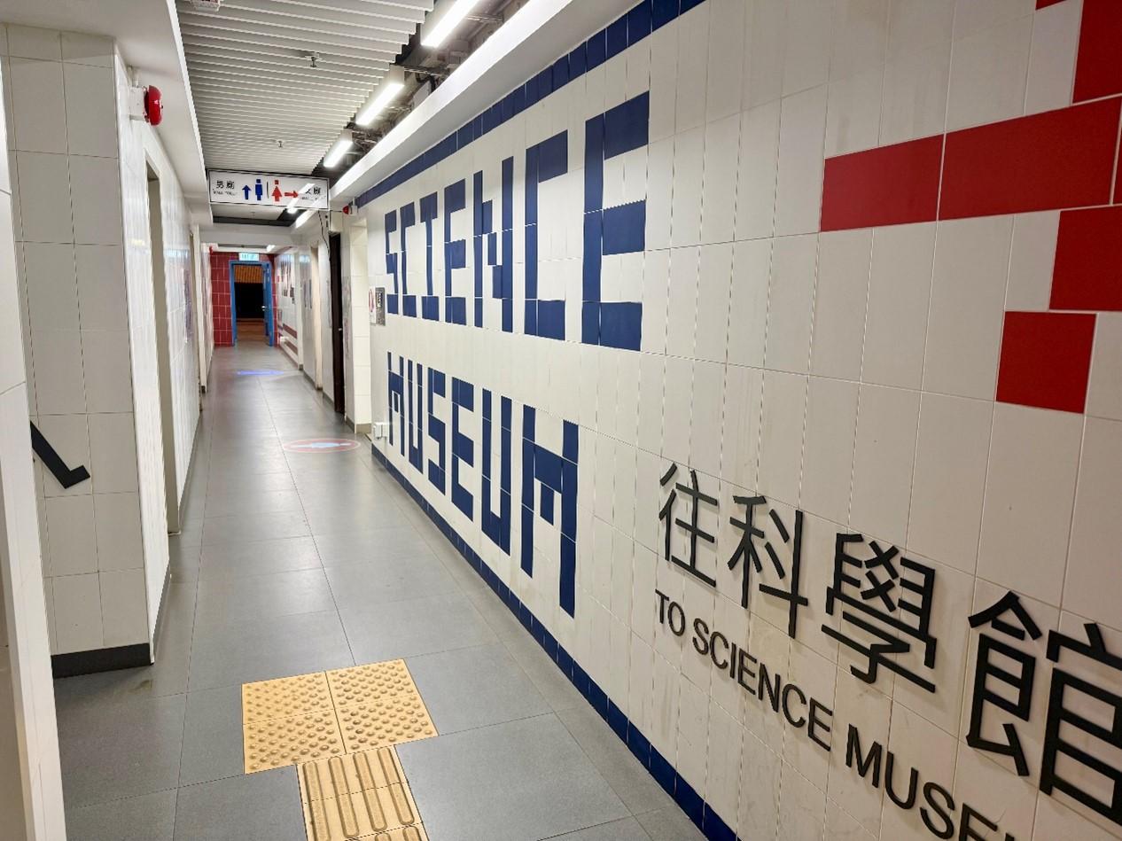 The Food and Environmental Hygiene Department recently conducted an assessment to recognise outstanding toilet attendants. After a thorough assessment, six outstanding toilet attendants were selected for commendation. Photo shows the Science Museum Road Public Toilet in Yau Tsim District, where the outstanding male toilet attendant who has won the bronze award serves.