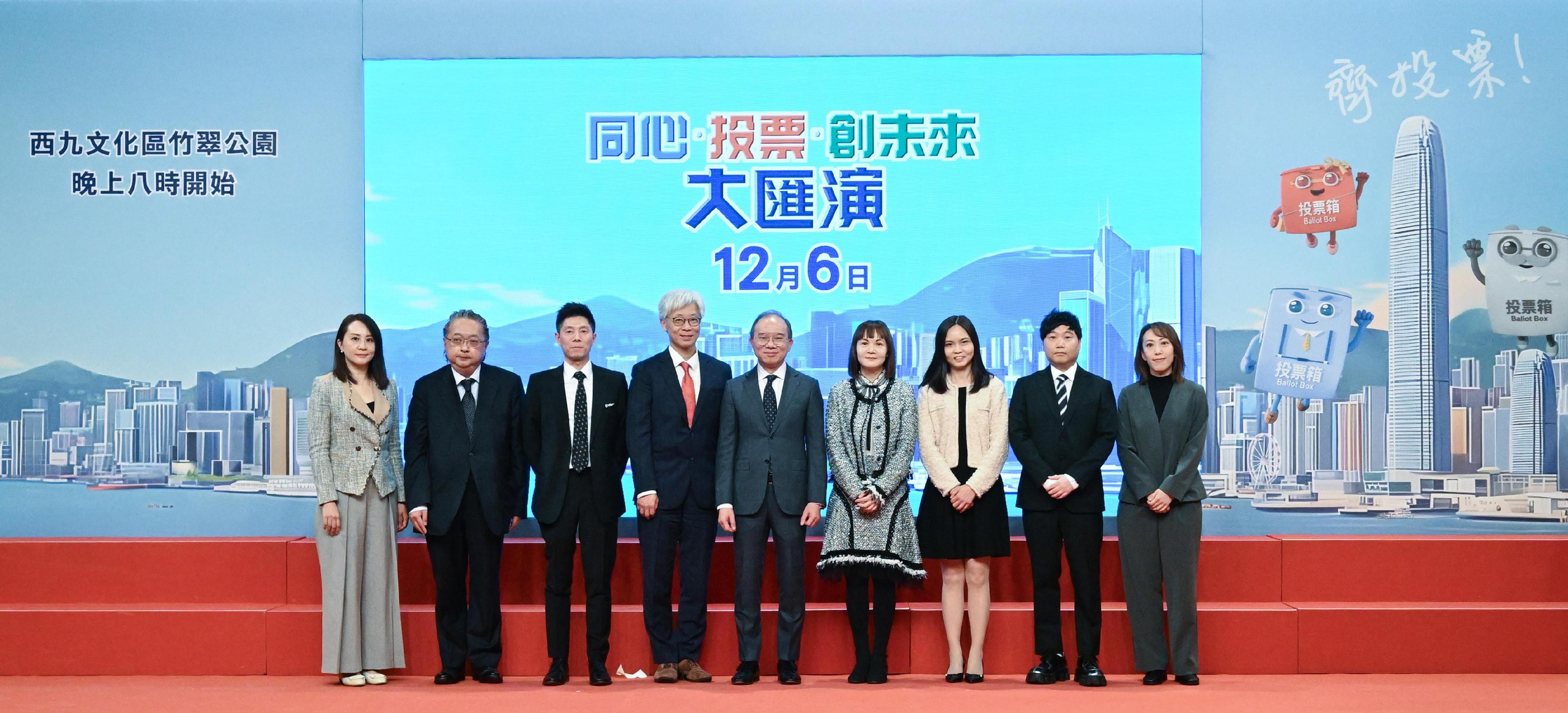 The Secretary for Constitutional and Mainland Affairs, Mr Erick Tsang Kwok-wai, together with senior representatives from seven electronic media outlets, attended the "Let's Vote, Together We Create the Future Gala" press conference held at TVB City today (November 13). Photo shows Mr Tsang (centre), the Acting Permanent Secretary for Constitutional and Mainland Affairs, Ms Maisie Chan (fourth right), and senior representatives from the seven electronic media outlets.