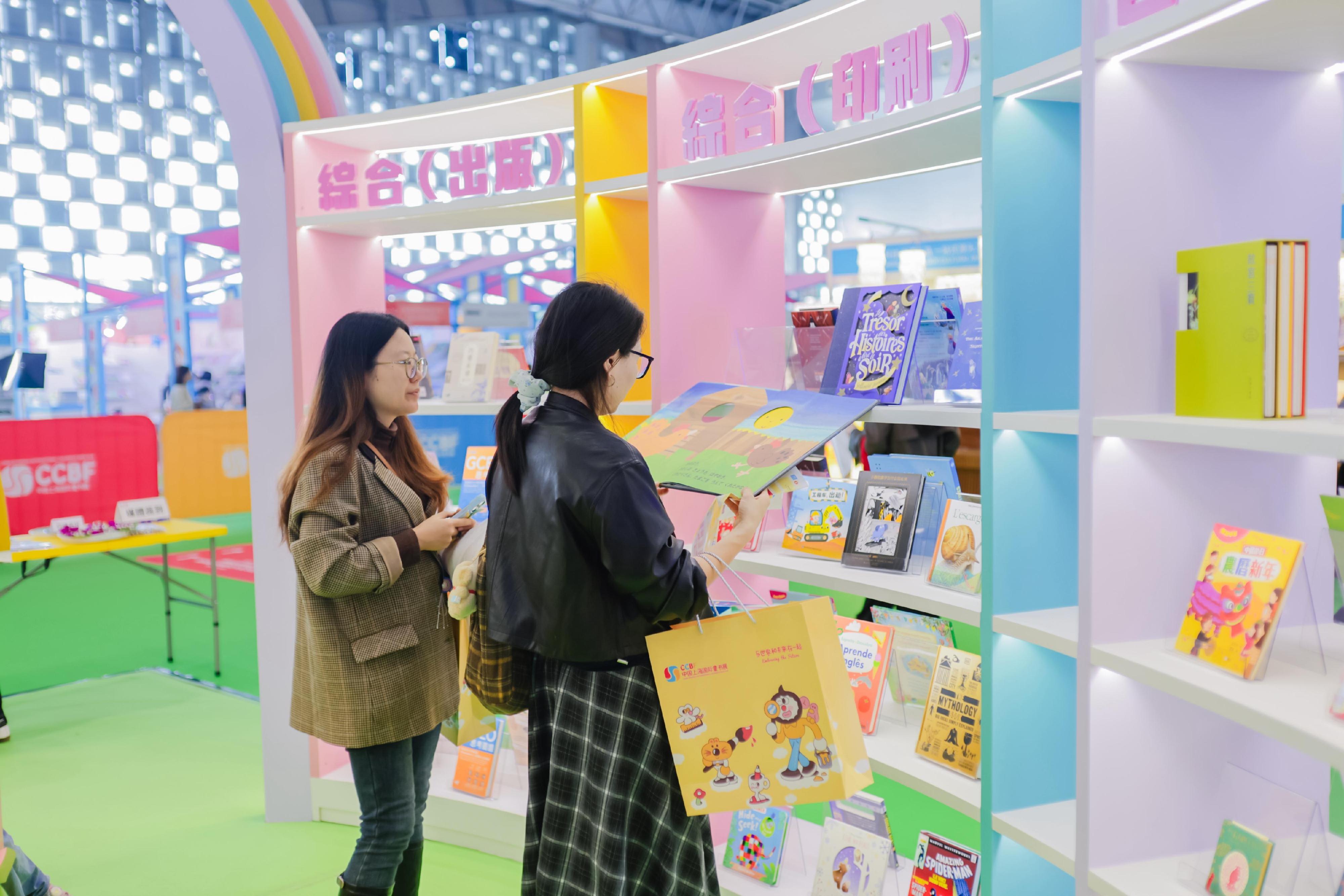 文化體育及旅遊局文創產業發展處率領業界參與2025中國上海國際童書展,並資助設立香港館,該館今日(十一月十四日)舉行開幕禮。圖示70多家香港出版社和印刷商的逾330件圖書、印刷品和文創產品於香港館展出。