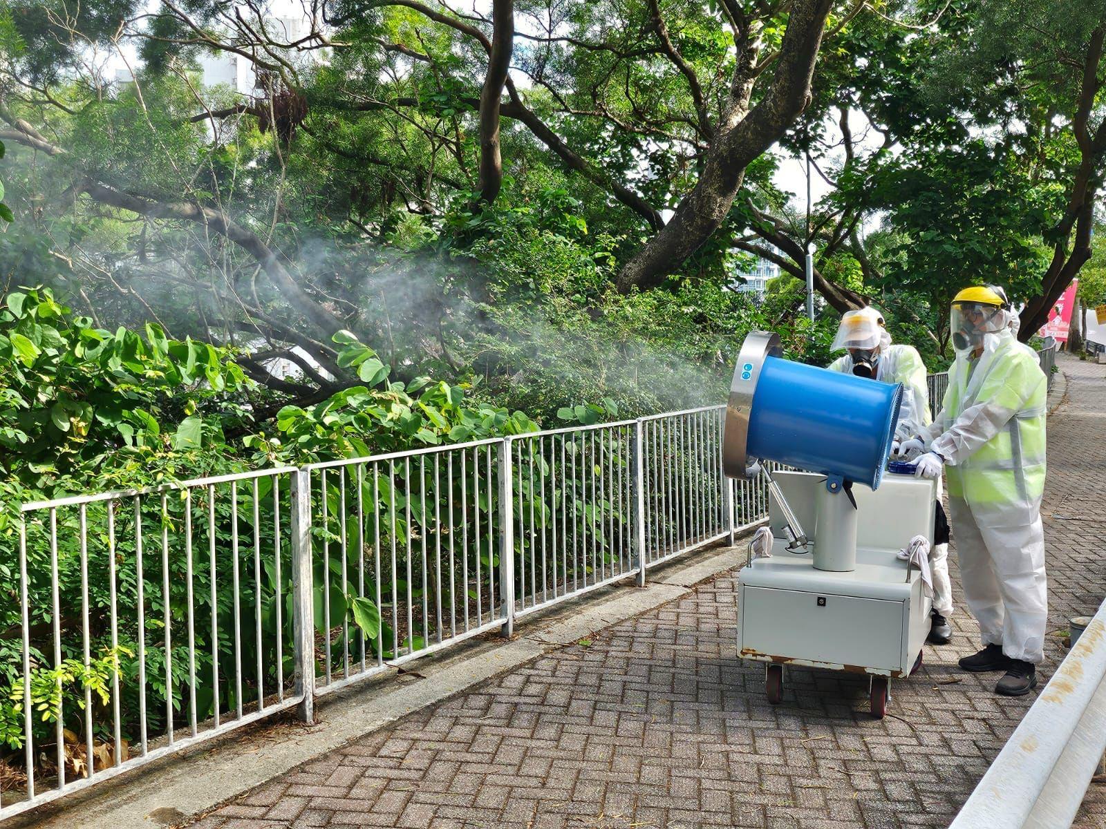 The Food and Environmental Hygiene Department (FEHD) today (November 14) released the second batch of gravidtrap indexes for Aedes albopictus in November. Photo shows the FEHD continuing to deploy staff to strengthen mosquito control efforts near Tung Hei Court in Shau Kei Wan in light of a local case of chikungunya fever. The mosquito control efforts include carrying out intensive fogging operations on Yiu Hing Road (the hillside opposite Tung Hei Court).