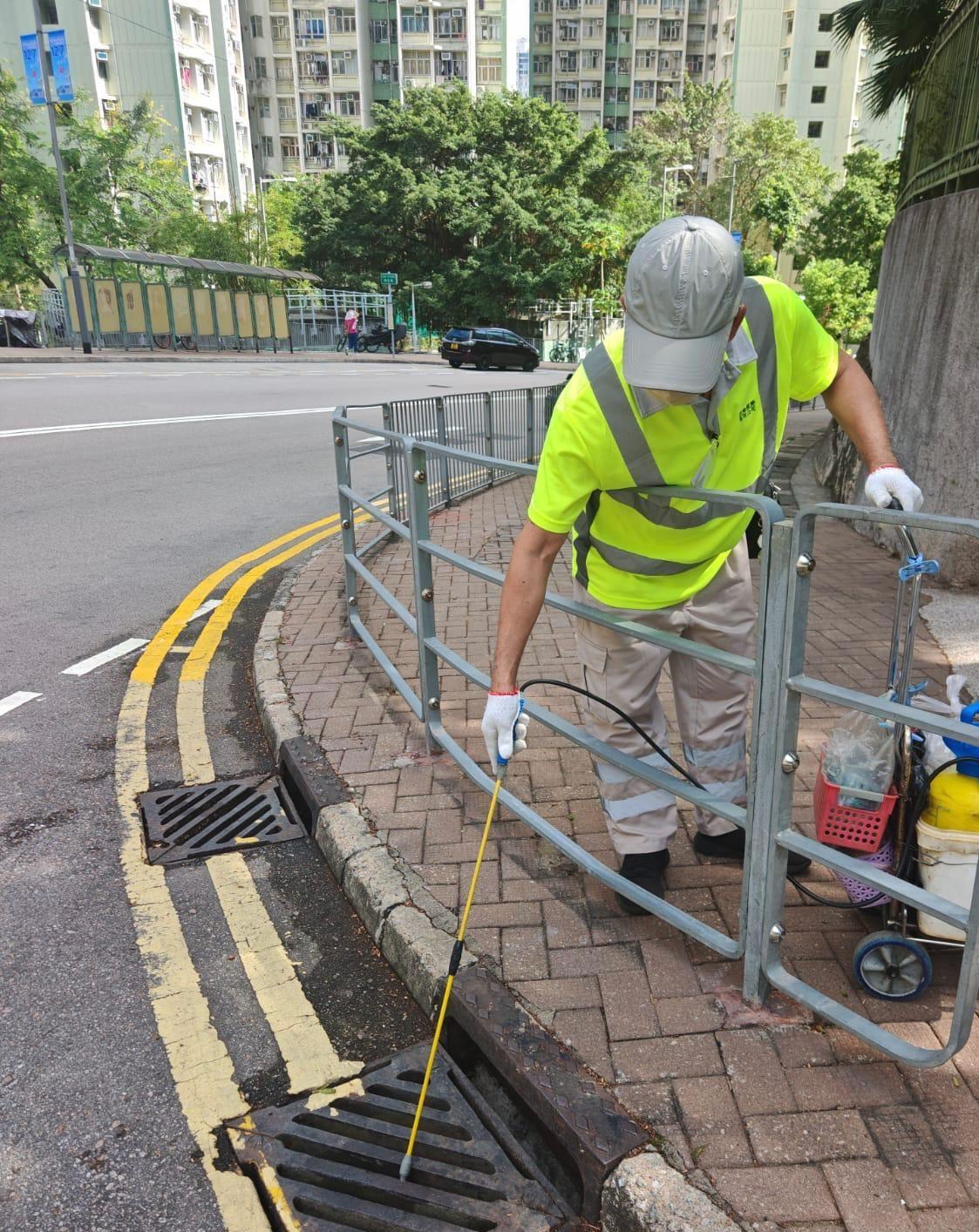The Food and Environmental Hygiene Department (FEHD) today (November 14) released the second batch of gravidtrap indexes for Aedes albopictus in November. Photo shows the FEHD continuing to deploy staff to strengthen mosquito control efforts near Tung Hei Court in Shau Kei Wan in light of a local case of chikungunya fever. The mosquito control efforts include the application of larvicidal oil in the area of Yiu Hing Road (the hillside opposite Tung Hei Court).