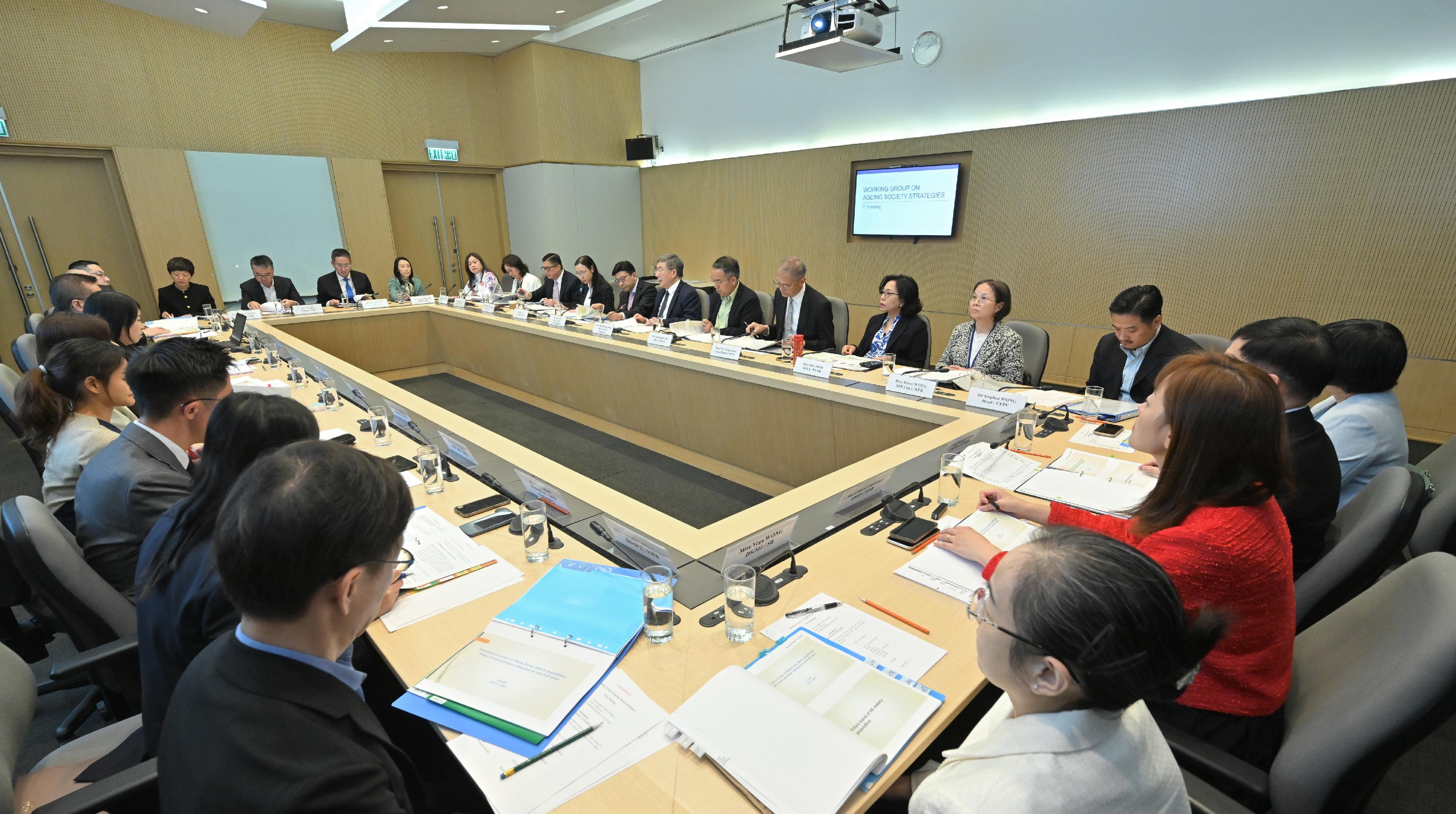 The Deputy Chief Secretary for Administration, Mr Cheuk Wing-hing (sixth right), chairs the first meeting of the Working Group on Ageing Society Strategies today (November 14) to discuss with policy bureaux the strategic directions and initial plans.