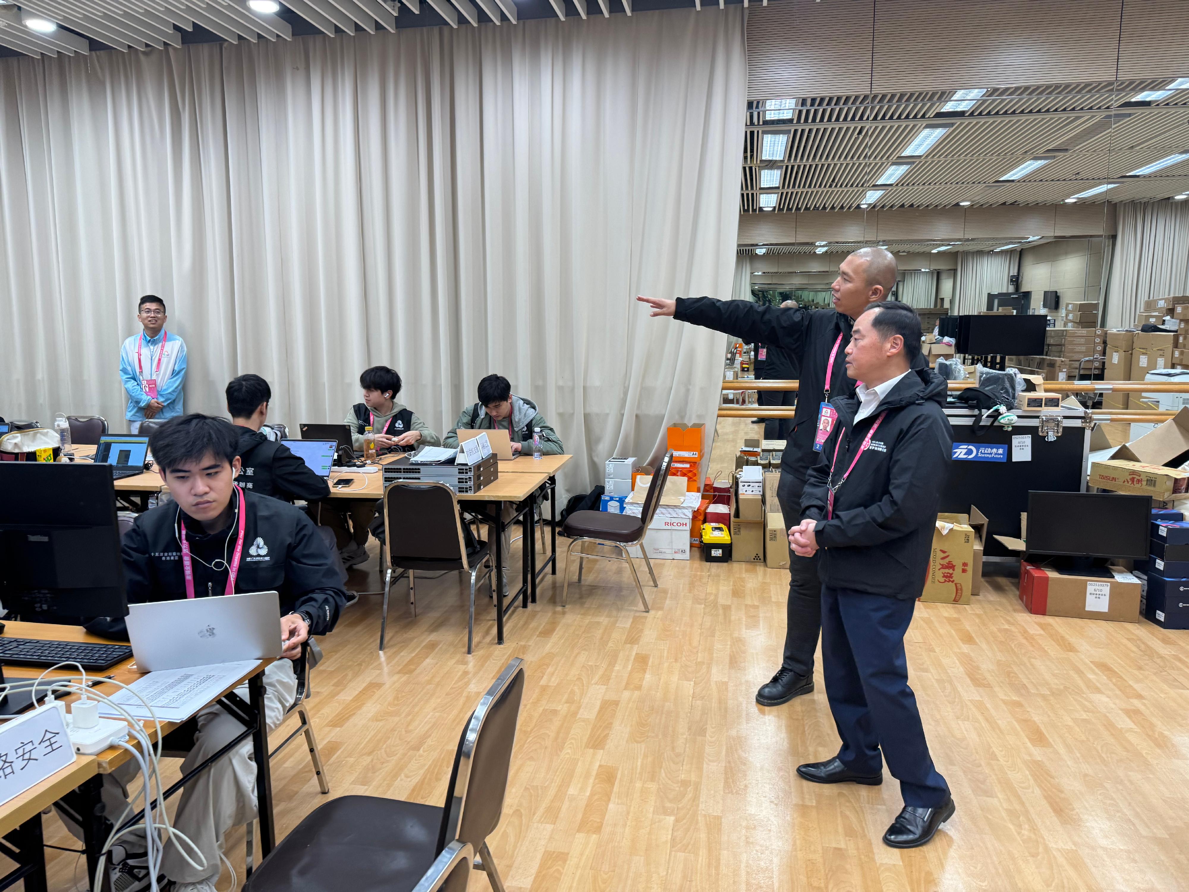 數字政策專員黃志光(右一)昨日(十一月十三日)到香港體育館探訪技術支援人員,勉勵同事繼續發揮專業精神。