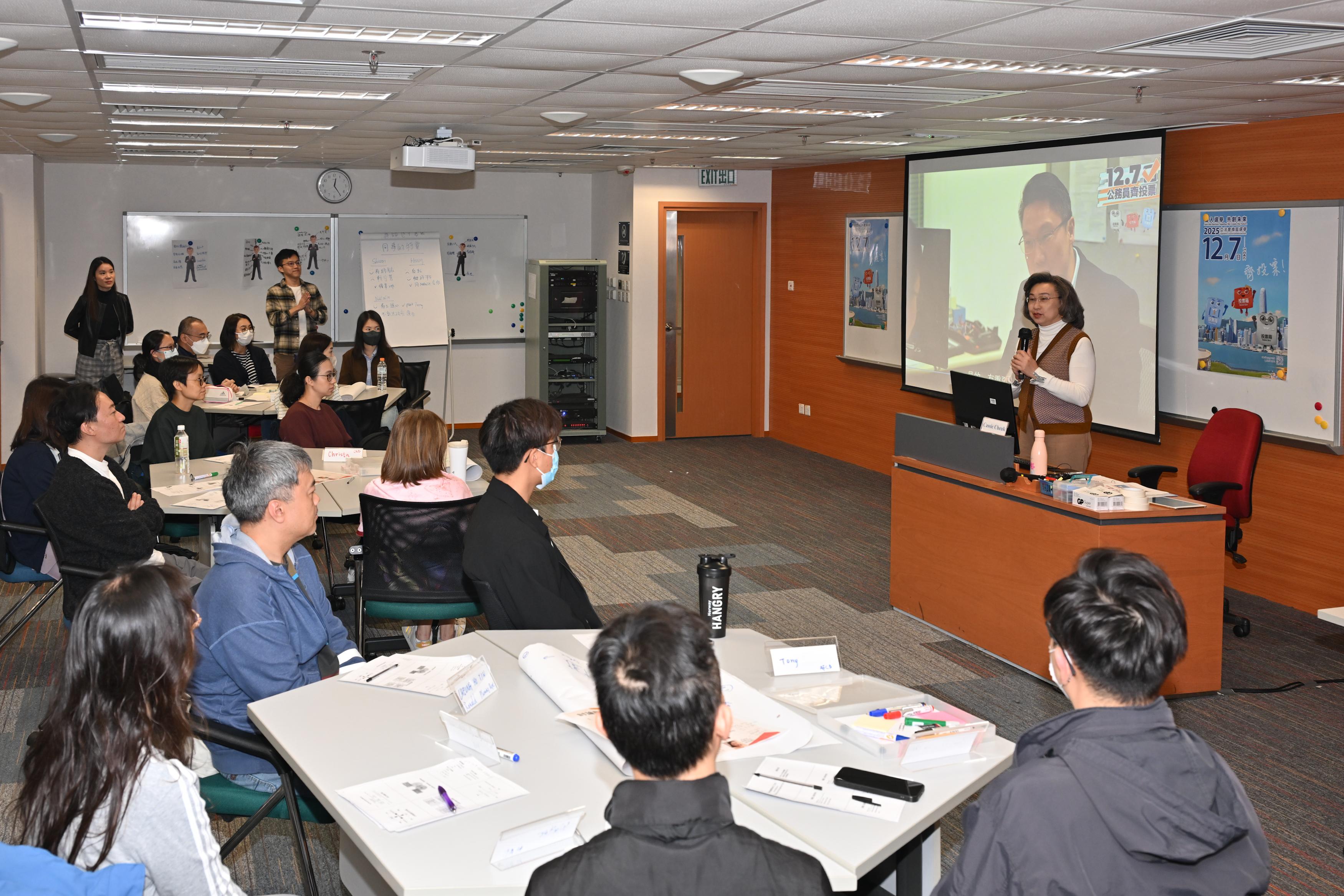The Secretary for the Civil Service, Mrs Ingrid Yeung, promoted the 2025 Legislative Council General Election to civil servants at the Civil Service College today (November 14). Photo shows Mrs Yeung (right) calling on a group of junior managerial staff, who are receiving management training from over 20 different grades, to vote early on the polling day along with their families.