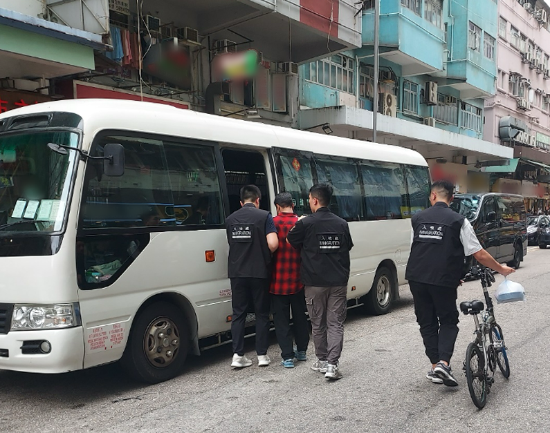 入境事務處於十一月七日至昨日(十一月十三日)在全港多區展開反非法勞工行動,包括「曙光行動」、「光影行動」、聯同香港警務處執行的「冠軍行動」,以及聯同食物環境衞生署和康樂及文化事務署執行的「驚愕行動」。圖示懷疑非法勞工在行動中被捕。