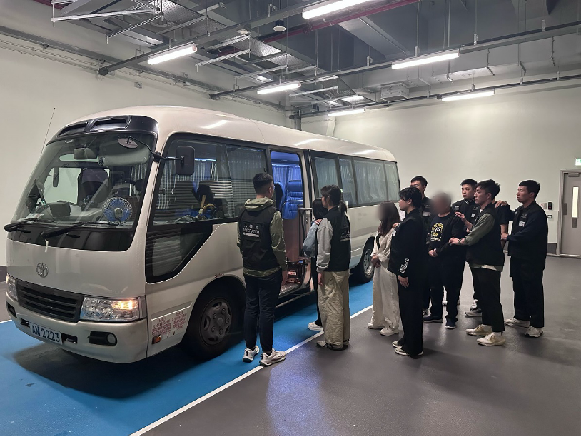 入境事務處於十一月七日至昨日(十一月十三日)在全港多區展開反非法勞工行動,包括「曙光行動」、「光影行動」、聯同香港警務處執行的「冠軍行動」,以及聯同食物環境衞生署和康樂及文化事務署執行的「驚愕行動」。圖示懷疑非法勞工在行動中被捕。