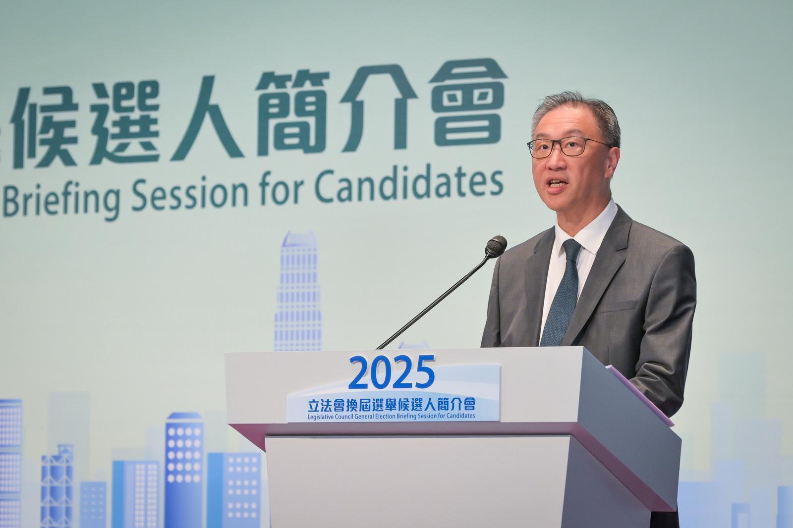 The Chairman of the Electoral Affairs Commission, Mr Justice David Lok, conducted a briefing tonight (November 14) for the candidates of the 2025 Legislative Council General Election on the electoral arrangements, the guidelines on election-related activities and important points to note in running their electioneering campaigns.
