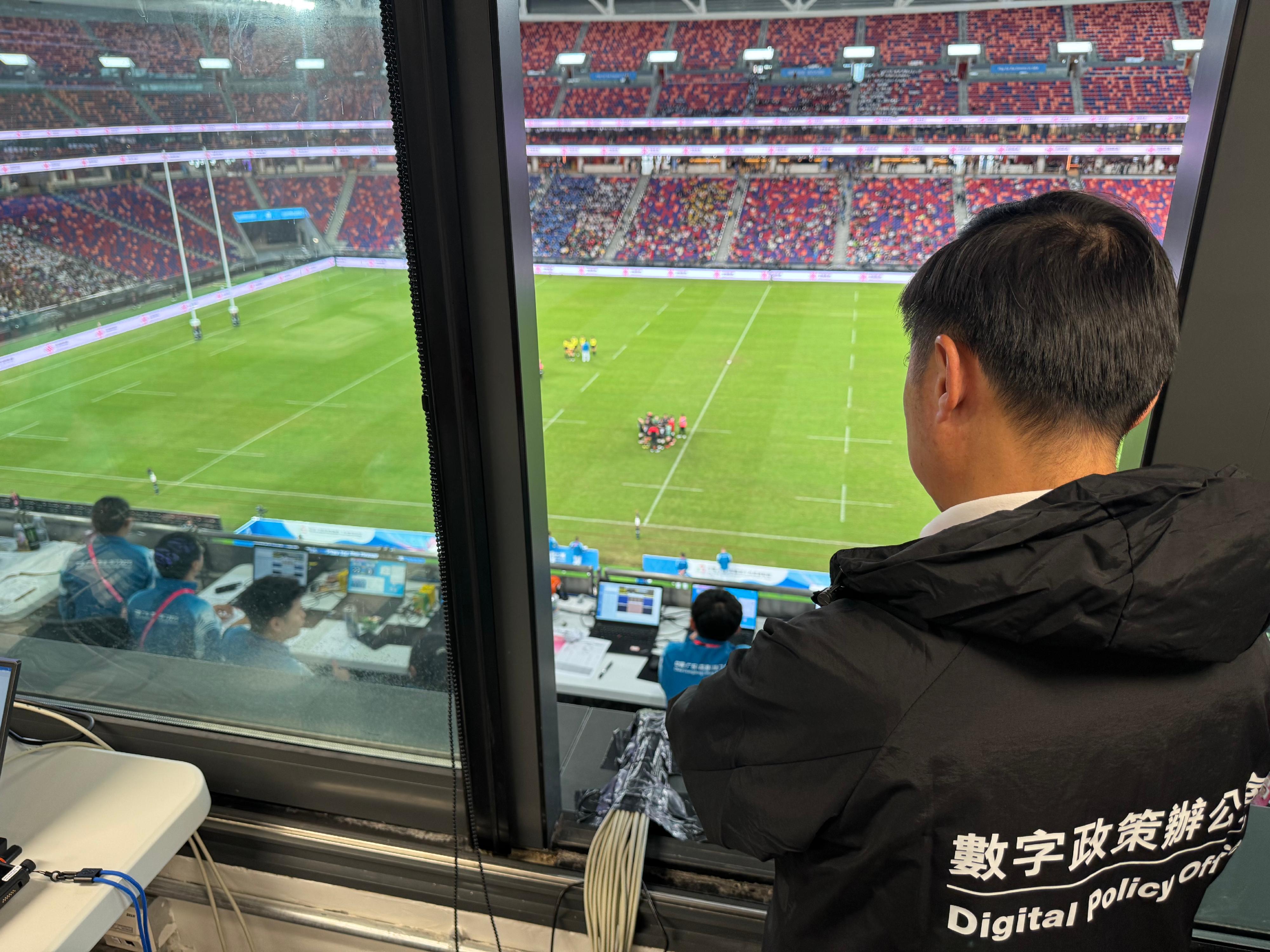 The Commissioner for Digital Policy, Mr Tony Wong, inspected the operation status of the information system at the rugby sevens match field yesterday (November 13).