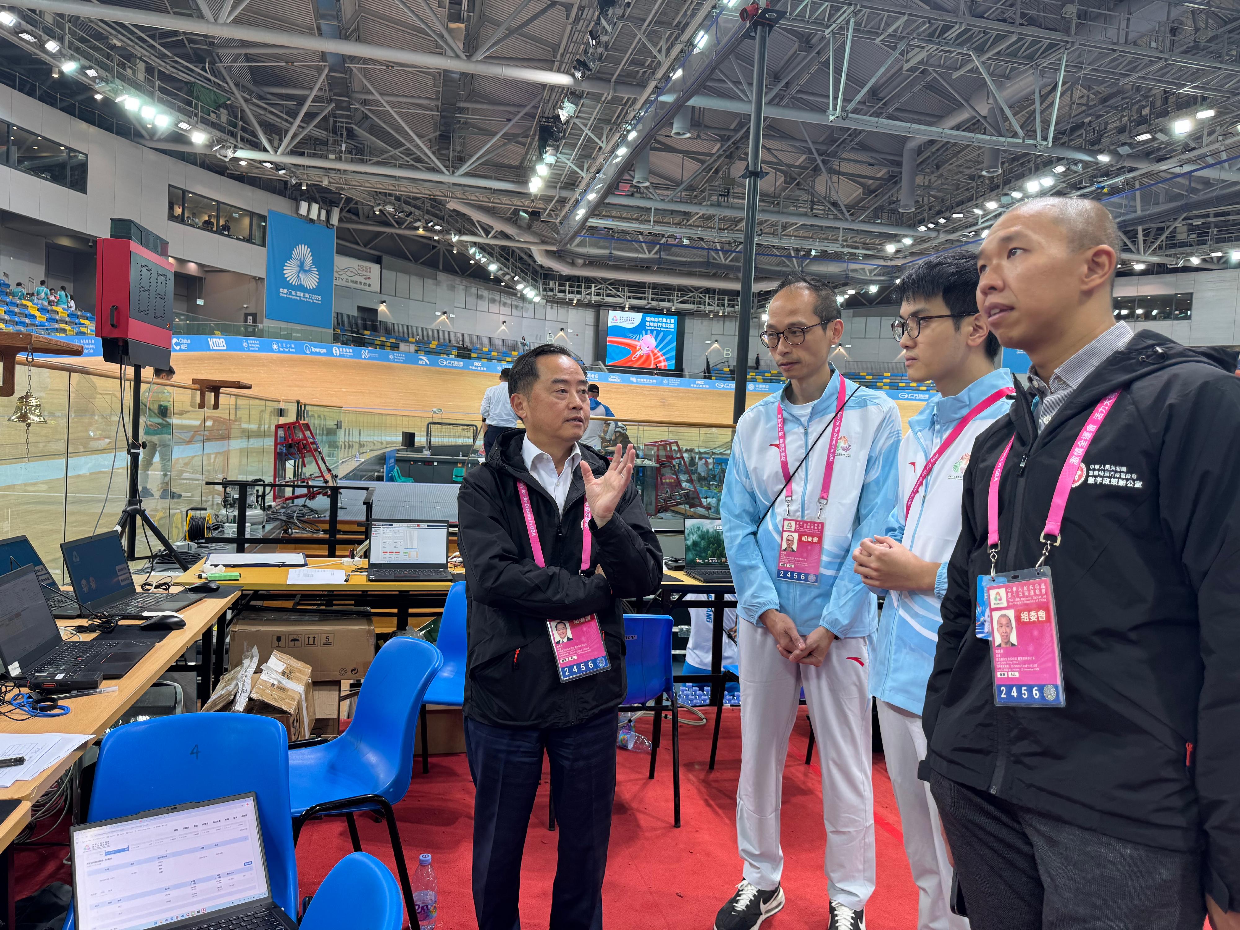 The Commissioner for Digital Policy, Mr Tony Wong (first left), inspected the track cycling finishing line at the Hong Kong Velodrome yesterday (November 13) to learn about the operational efficiency of various equipment.