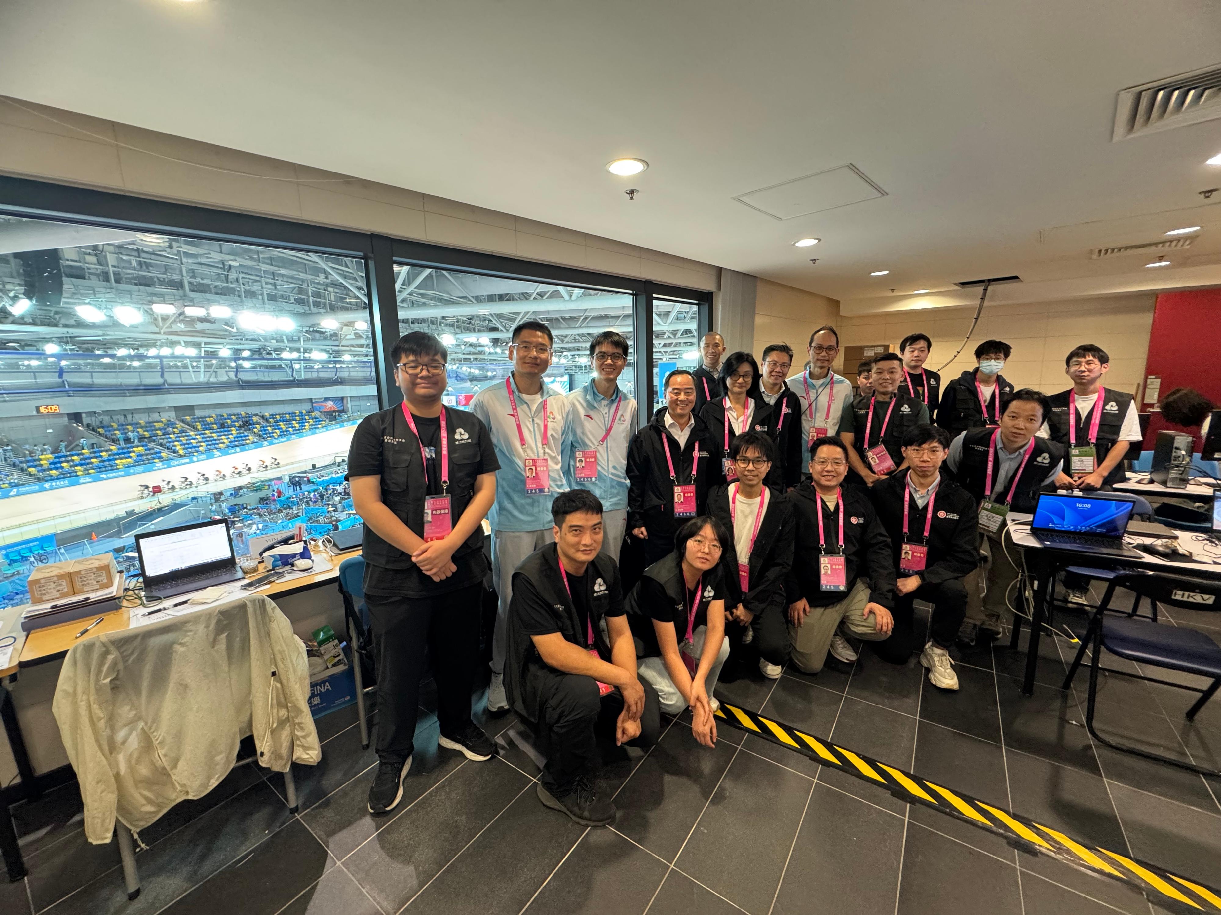 The Commissioner for Digital Policy, Mr Tony Wong (back row, fourth left), visited the on-site staff of the Digital Policy Office at the Hong Kong Velodrome yesterday (November 13) and exchanged views with frontline staff.