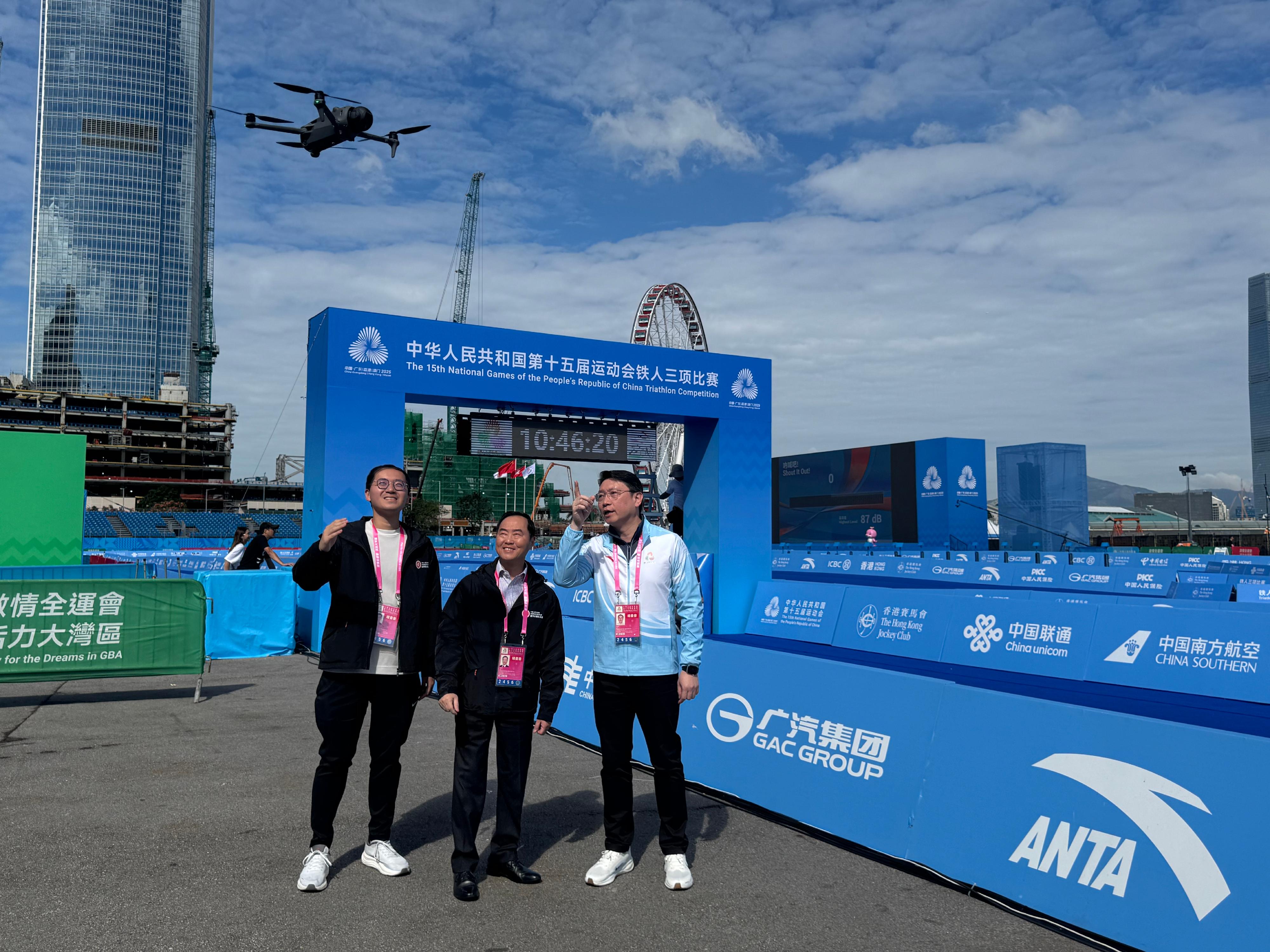 The Commissioner for Digital Policy, Mr Tony Wong (centre), visited the triathlon competition venue today (November 14) to inspect the application of drone technology in the arbitration work of the competition.