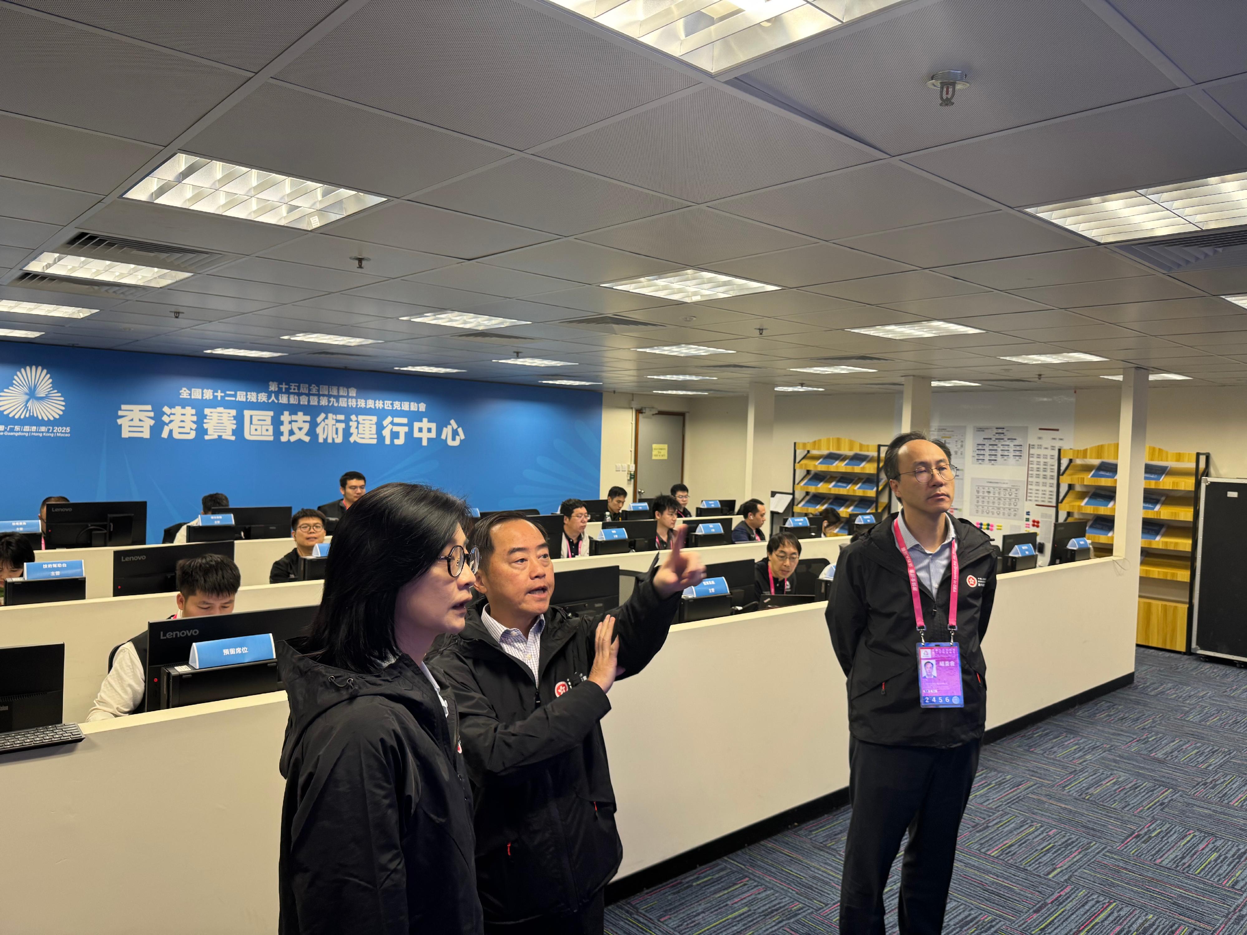 The Commissioner for Digital Policy, Mr Tony Wong (centre), visited the Technical Operation Centre of the 15th National Games in Hong Kong today (November 14) to learn about the various monitoring arrangements during the competition.