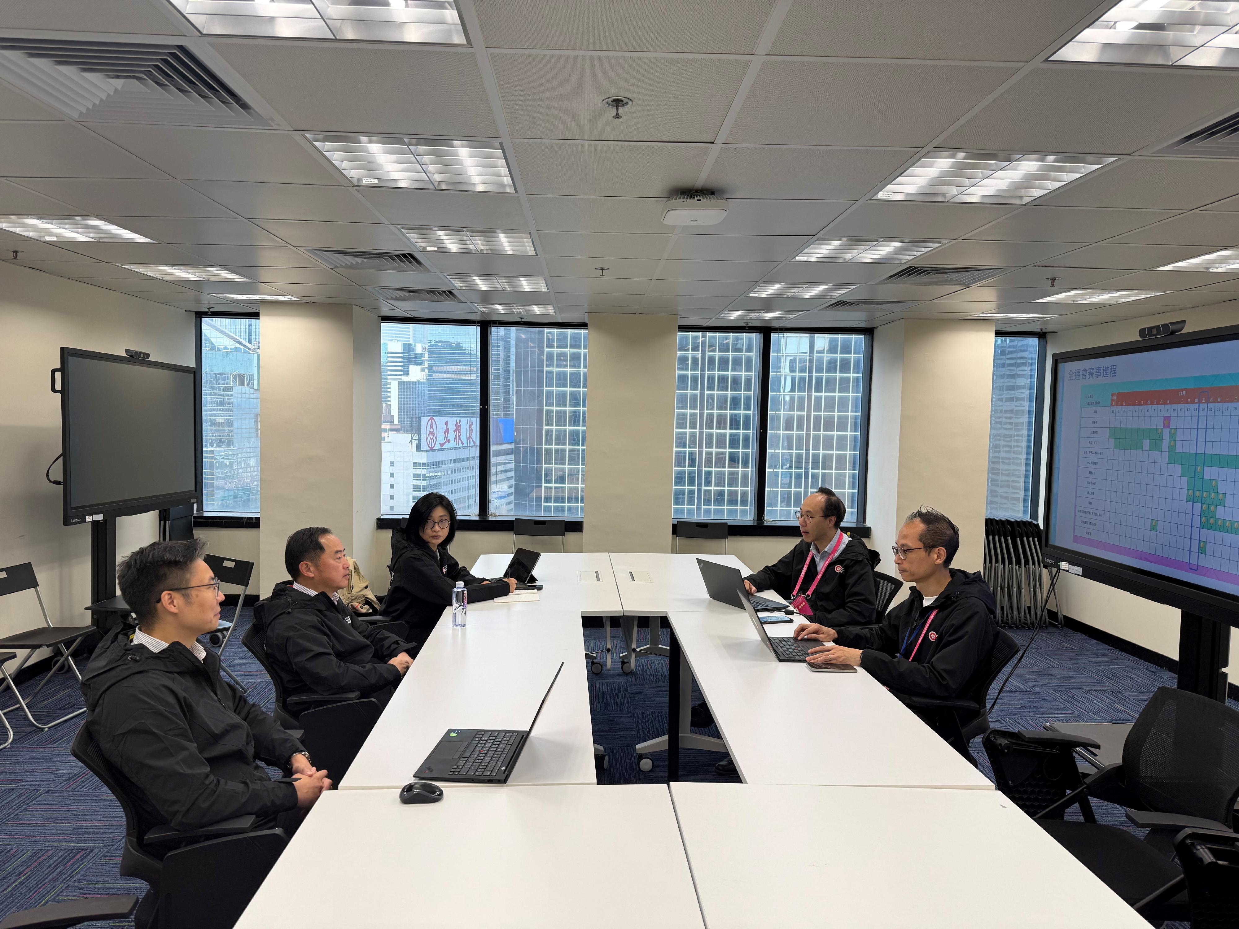 The Commissioner for Digital Policy, Mr Tony Wong (second left), held in-depth discussions with the operations team of the Technical Operation Centre of the 15th National Games in Hong Kong today (November 14) to jointly assess the system's operational status.