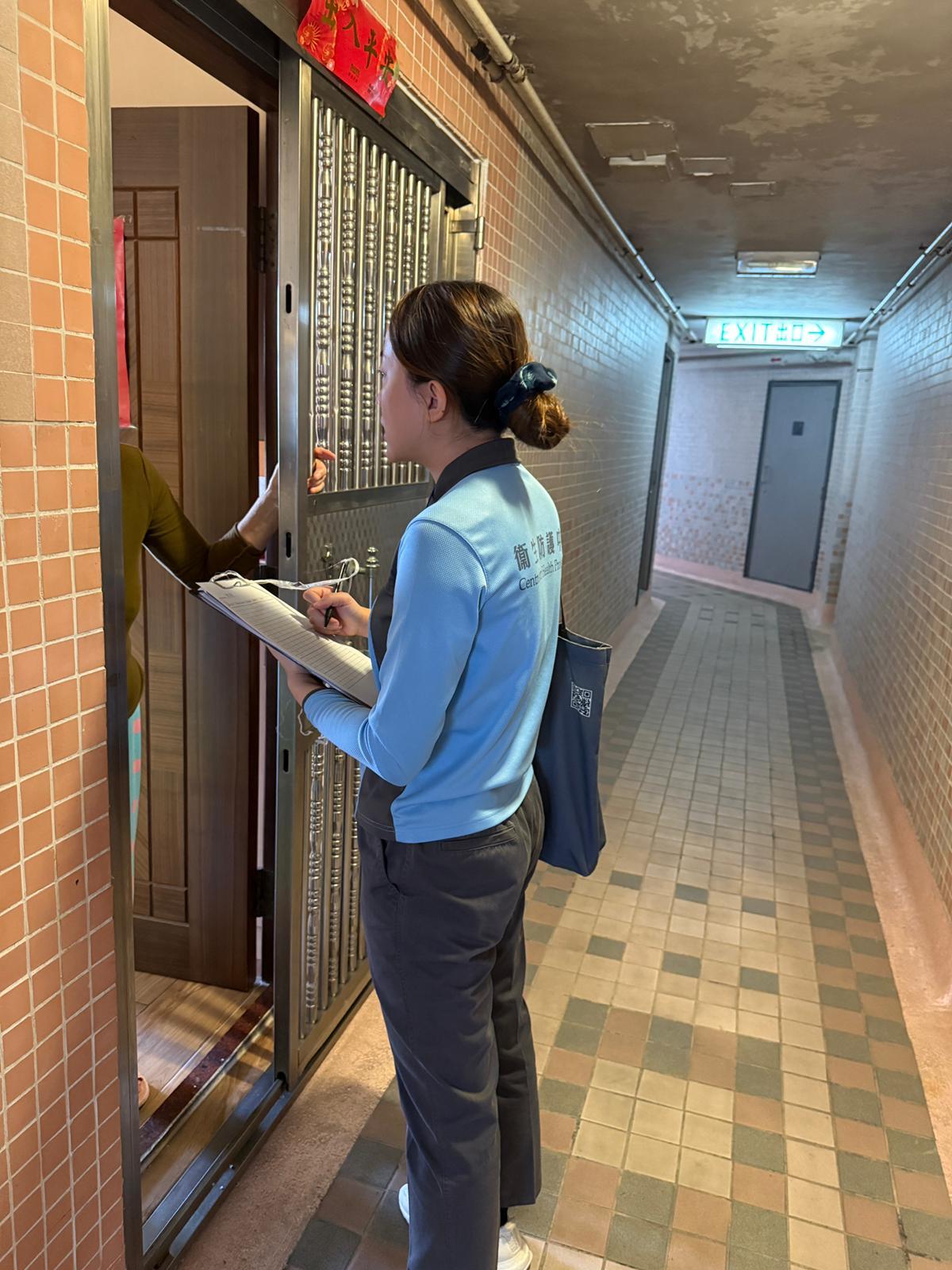 衞生署衞生防護中心(中心)今日(十一月十四日)繼續聯同政府多個部門在筲箕灣東熹苑一帶採取防控措施,致力預防基孔肯雅熱在本地扎根和減低疾病對本港公共衞生的影響。圖示中心人員透過上門探訪為東熹苑居民作評估。