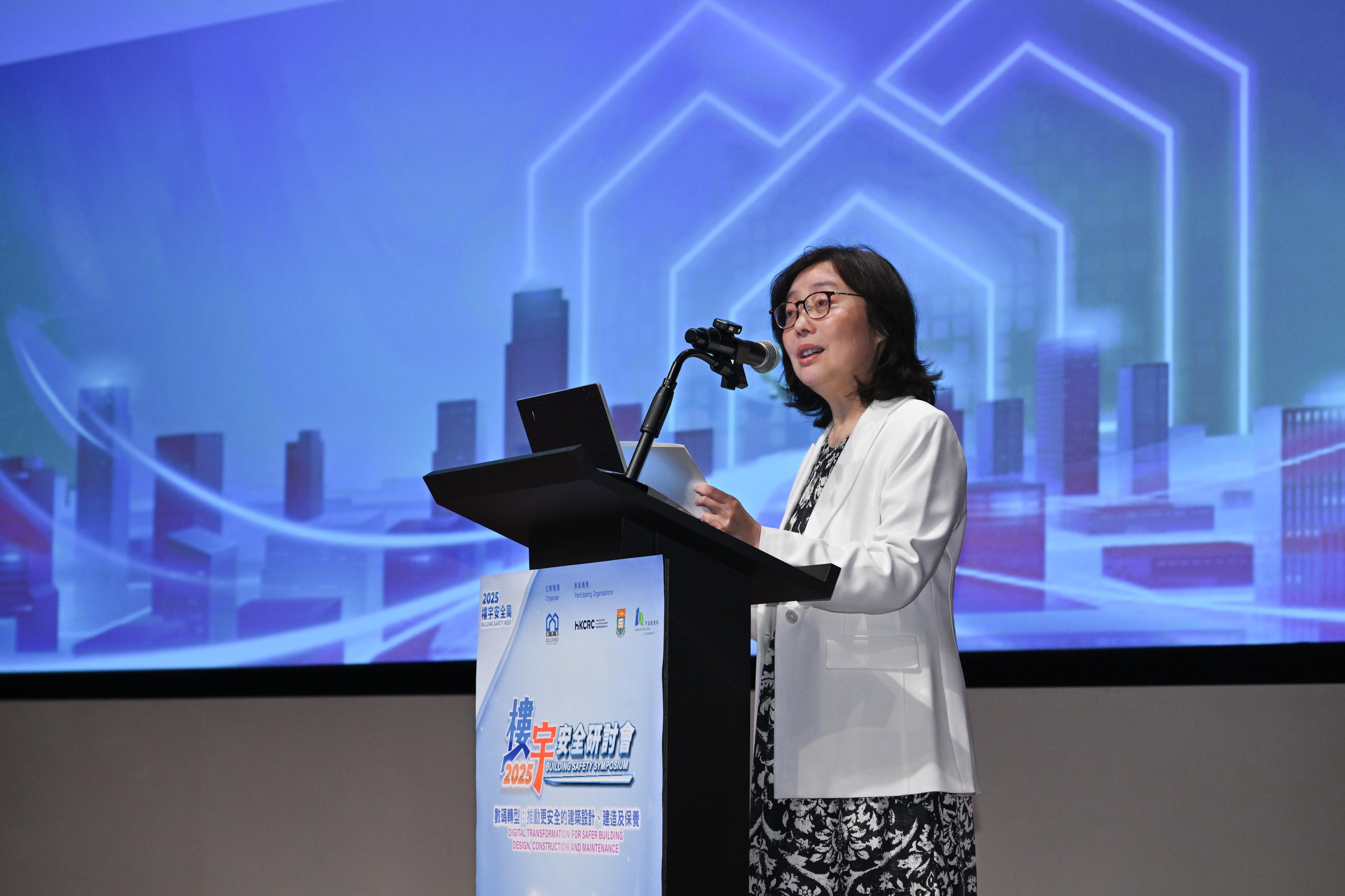 The Buildings Department held the Building Safety Symposium at the Hong Kong Convention and Exhibition Centre today (November 14). Photo shows the Secretary for Development, Ms Bernadette Linn, speaking at the symposium.