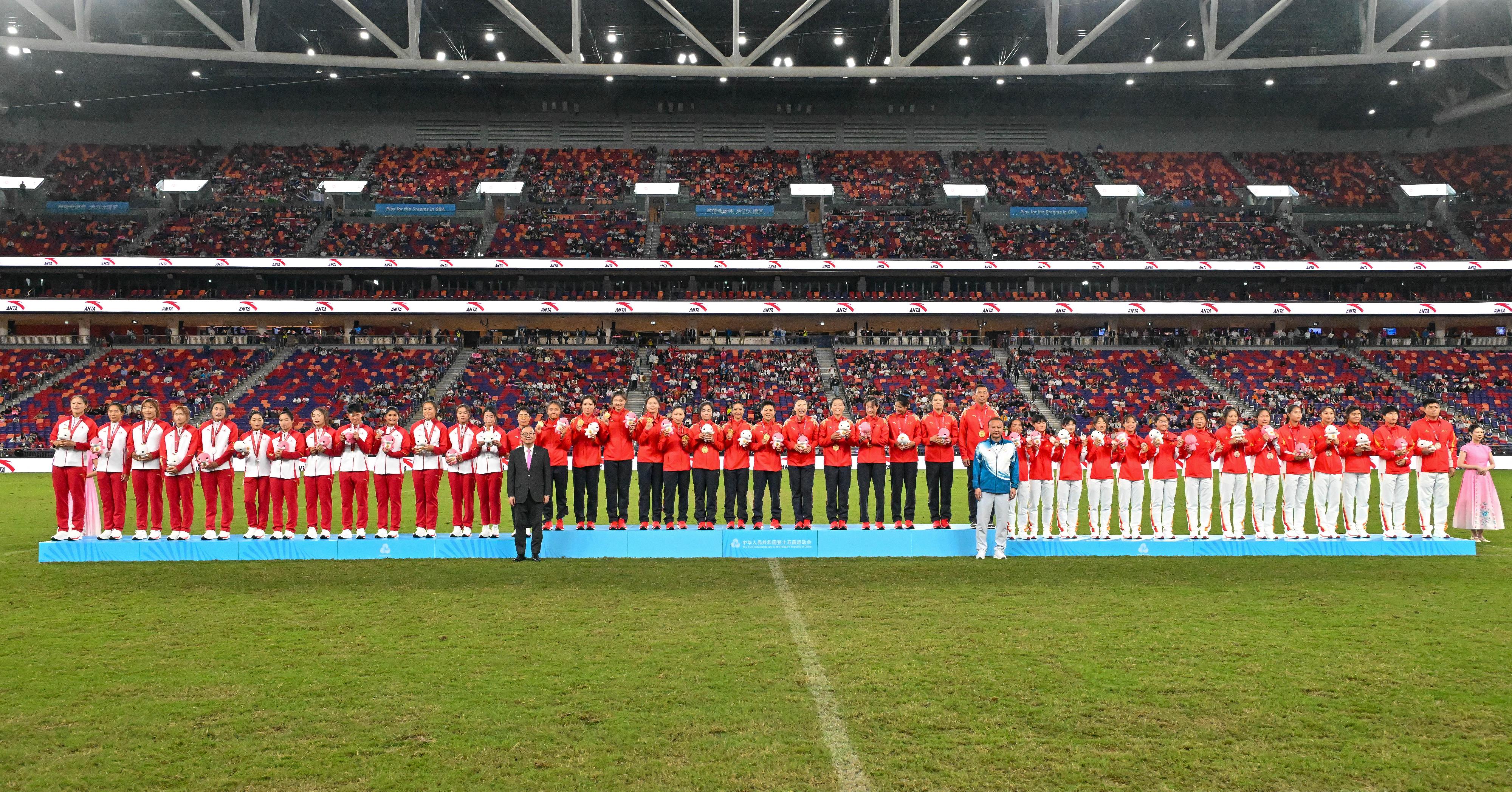 The 15th National Games of the People's Republic of China The Hong Kong Jockey Club Trophy Women's Rugby Sevens Competition was held today (November 14). Photo shows deputy director of the multiball games management centre of General Administration of Sport of China Mr Wang Bin (front row, right) and the Chairman of the Hong Kong Jockey Club, Mr Martin Liao (front row, left), with the gold medalists, Jiangsu team (back row, centre); the silver medalists, Shandong team (back row, left); and the bronze medalists, Sichuan team (back row, right).
