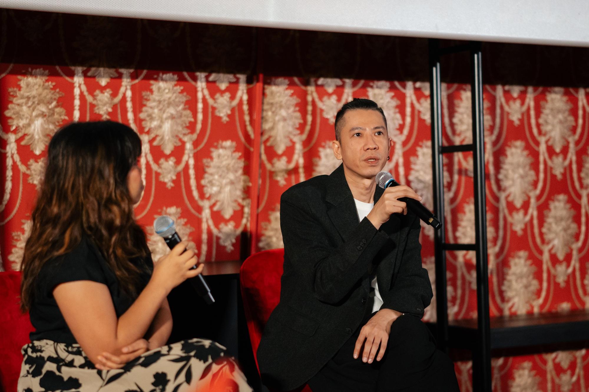 The Hong Kong Film Gala Presentation returned to Dubai, the United Arab Emirates, from November 8 to 12, to showcase a selection of seven new and classic Hong Kong films to local audiences. Photo shows Hong Kong director Chou Man-yu (right) exchanging views with the audience at the sharing session after the screening of the film “Behind the Shadows”.
