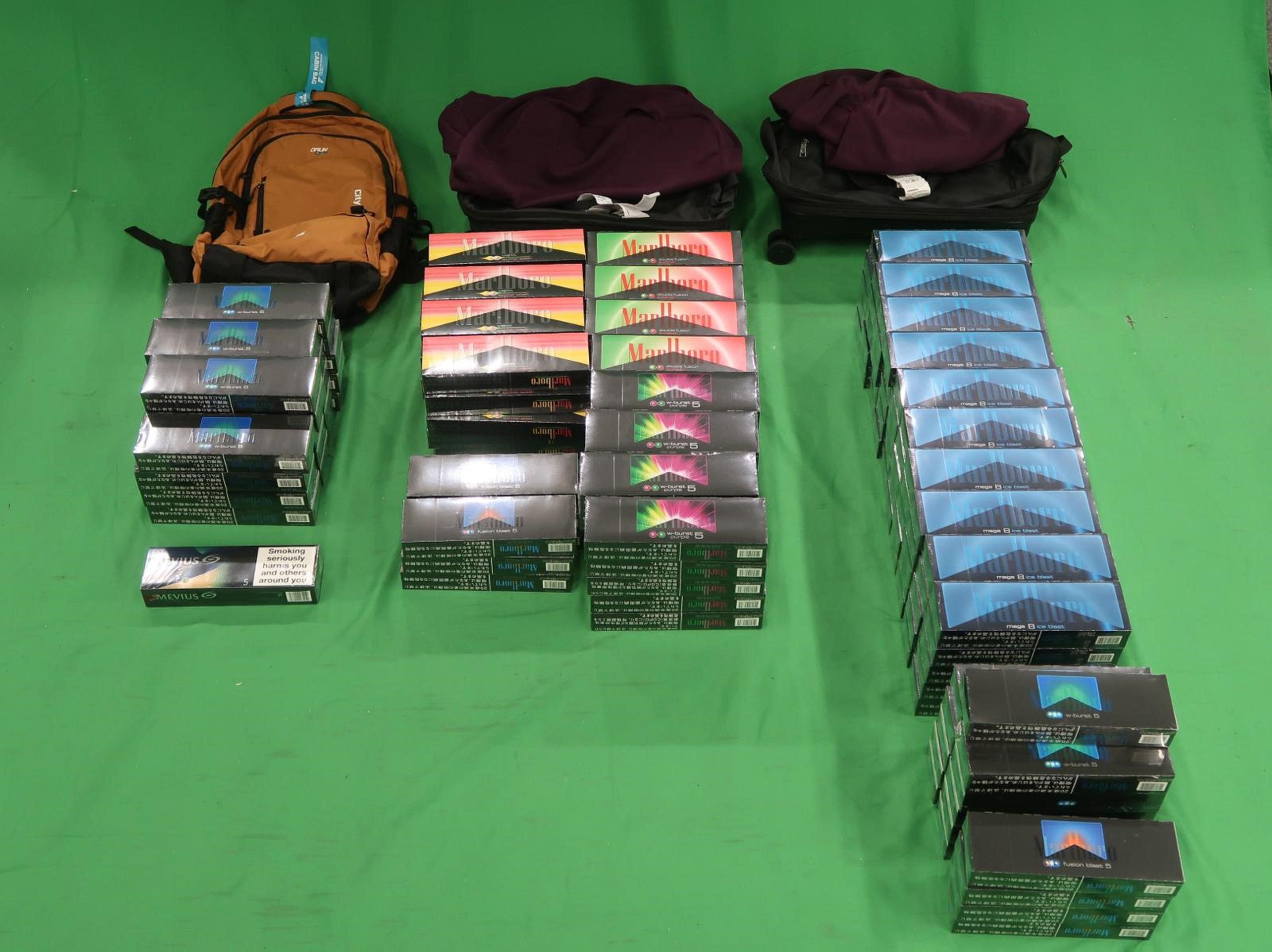 一名四十歲入境女旅客因進口未完稅香煙及未有向海關人員作出申報,違反《應課稅品條例》,今日(十一月十五日)在西九龍裁判法院被判處監禁三個月及罰款一千元。圖示檢獲的未完稅香煙。