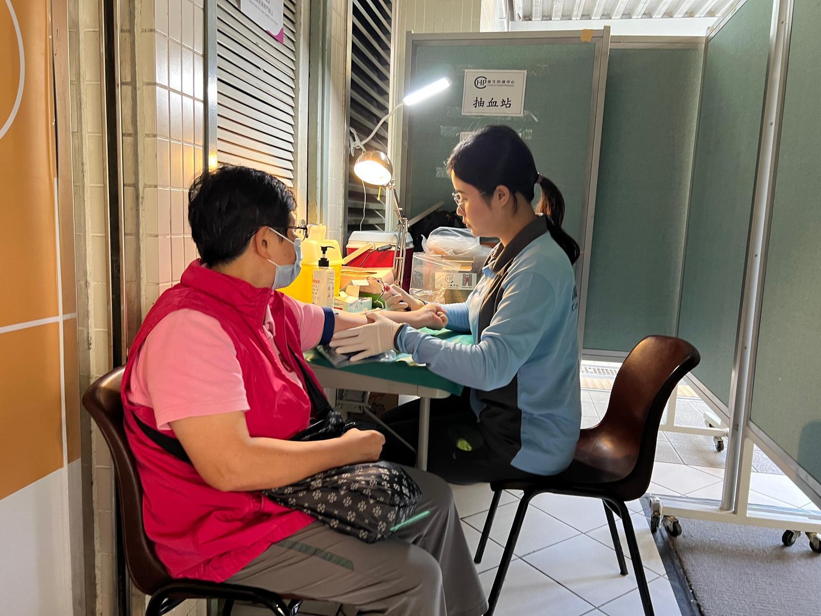 就日前公布一宗涉及一名住在筲箕灣東熹苑的68歲女子的基孔肯雅熱本地個案,衞生署衞生防護中心今日(十一月十五日)繼續透過設於筲箕灣興東商場二樓的醫護站為出現輕微病徵的市民進行抽血檢查。