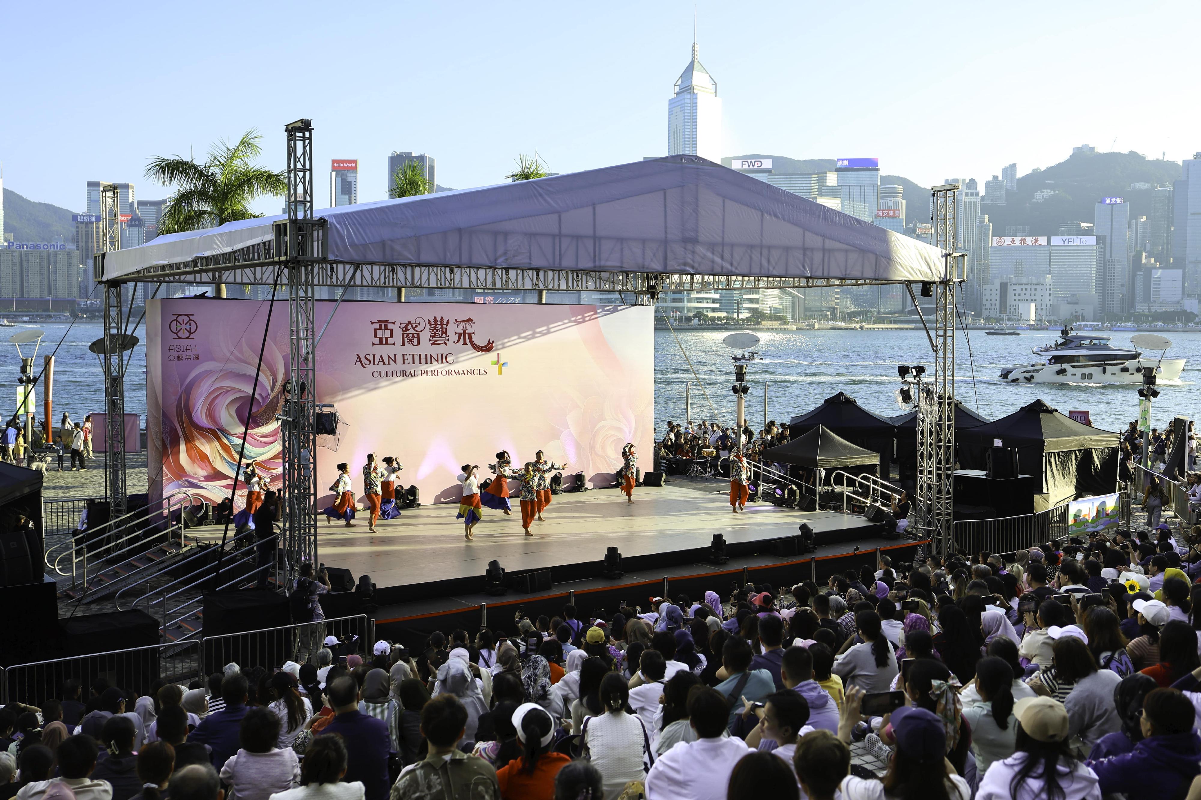 Asian Ethnic Cultural Performances+, under the Asia+ Festival 2025, was held today (November 16) at the Hong Kong Cultural Centre, showcasing the cultural and artistic aspects of around 30 countries and regions from Asia and along the Belt and Road. The event drew over 33,000 local residents and tourists and was met with great enthusiasm.
