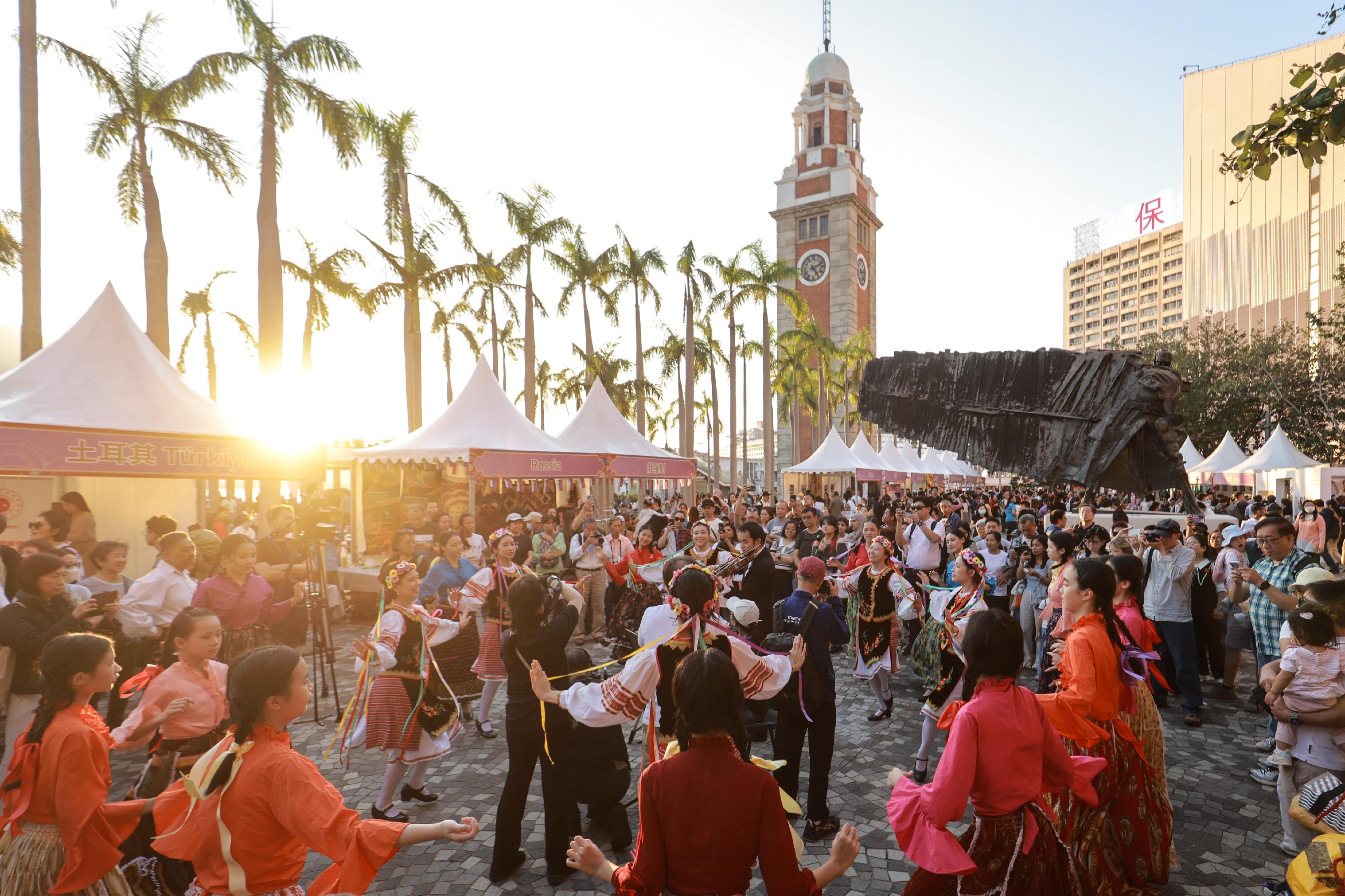 Asian Ethnic Cultural Performances+, under the Asia+ Festival 2025, was held today (November 16) at the Hong Kong Cultural Centre. This year, the event drew participation from around 30 countries and regions from Asia and along the Belt and Road, featuring ethnic music, dance, traditional costume displays, handicrafts, and signature delicacies, presenting a vibrant and diverse cultural experience.