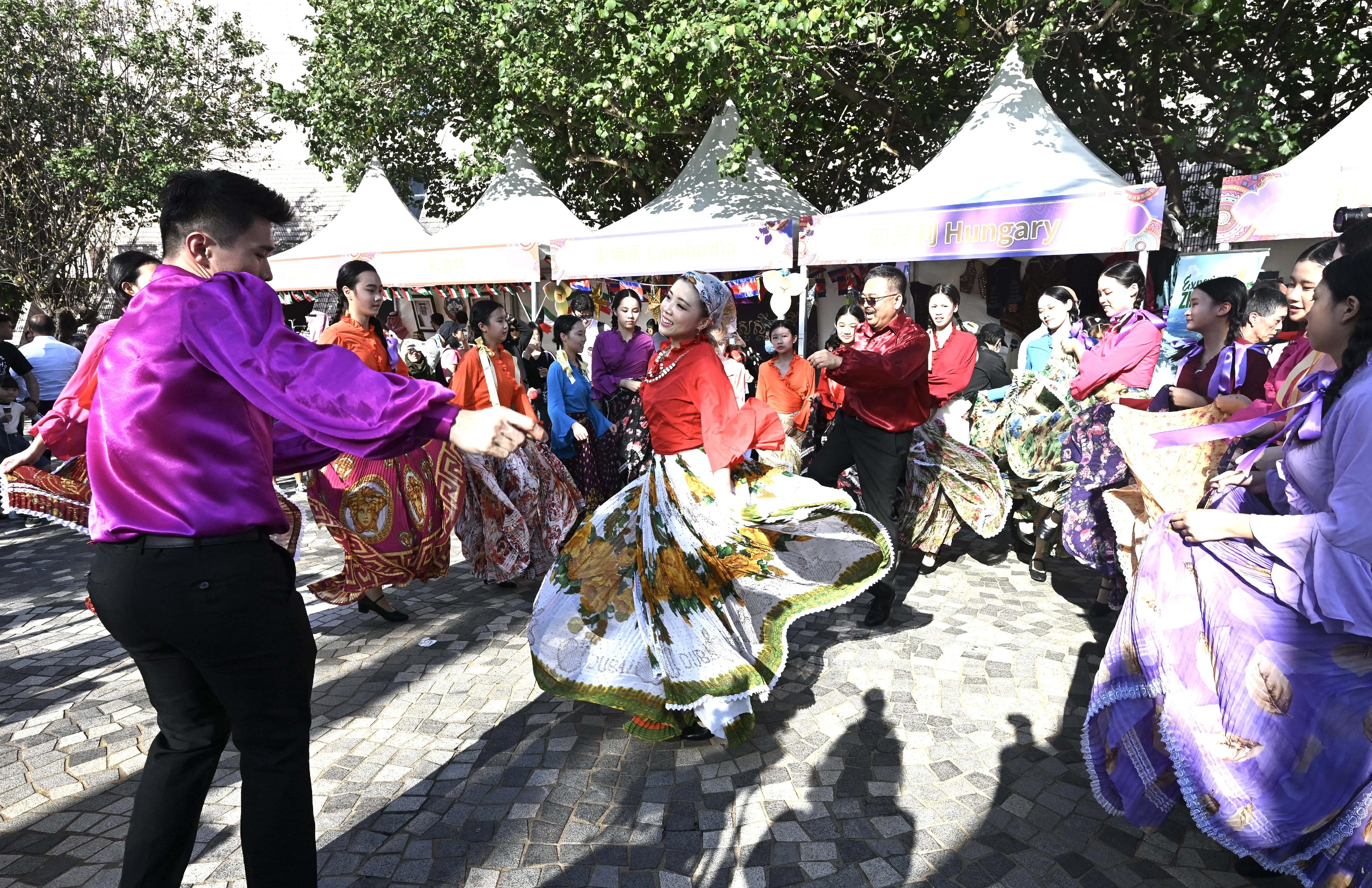 Asian Ethnic Cultural Performances+, under the Asia+ Festival 2025, was held today (November 16) at the Hong Kong Cultural Centre. This year, the event drew participation from around 30 countries and regions from Asia and along the Belt and Road, featuring ethnic music, dance, traditional costume displays, handicrafts, and signature delicacies, presenting a vibrant and diverse cultural experience.
