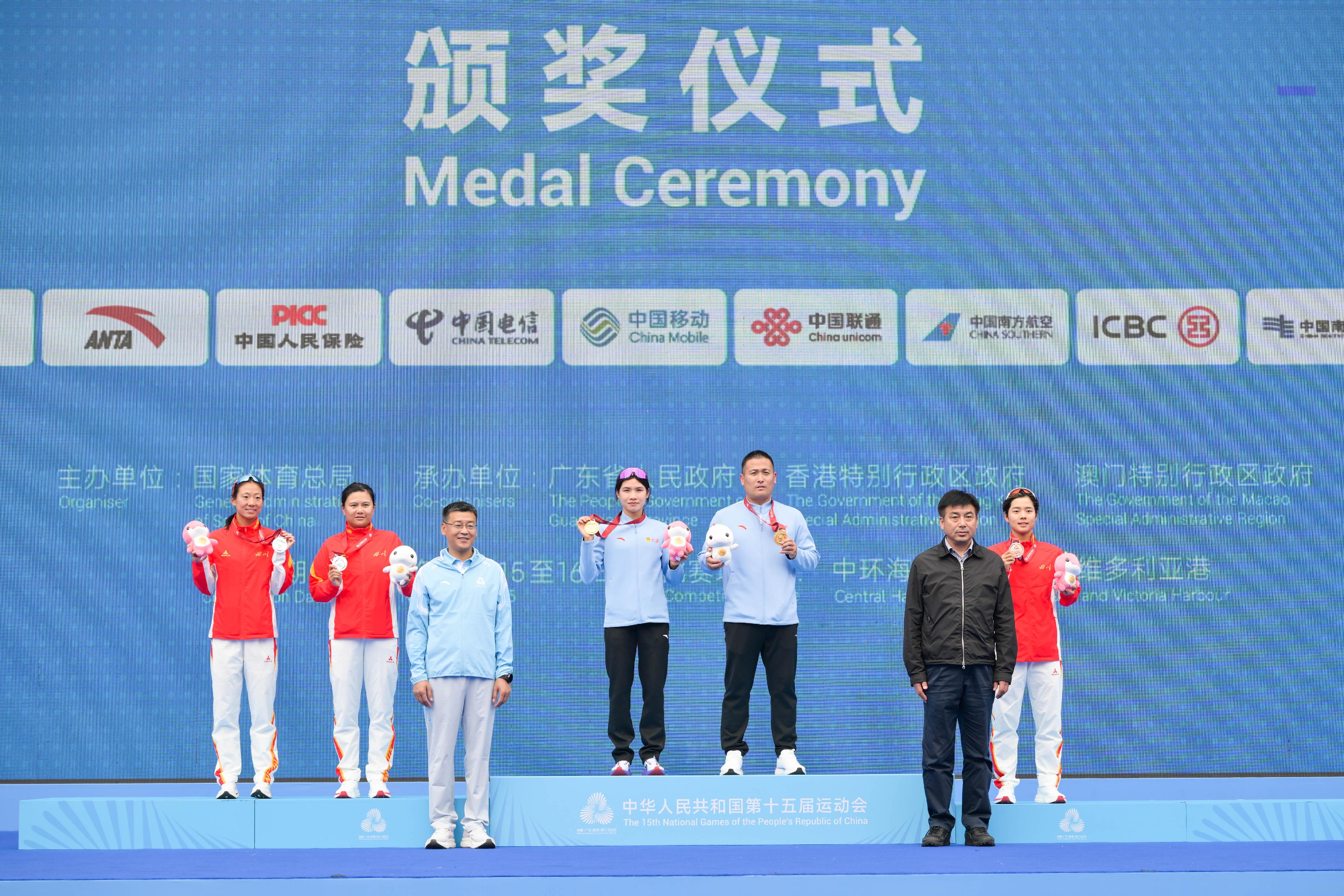 The women's individual of the triathlon event of the 15th National Games was held today (November 15). Photo shows deputy director of the cycling and fencing management centre of General Administration of Sport of China Mr Feng Baozhong (front row, left) and the Head of Sports Bureau of Hebei Province, Mr Wang Biao (front row, right), with the gold medalist, Huang Anqi (back row, centre); the silver medalist, Lin Xinyu (back row, first left); and the bronze medalist, Wei Wen (back row, first right).