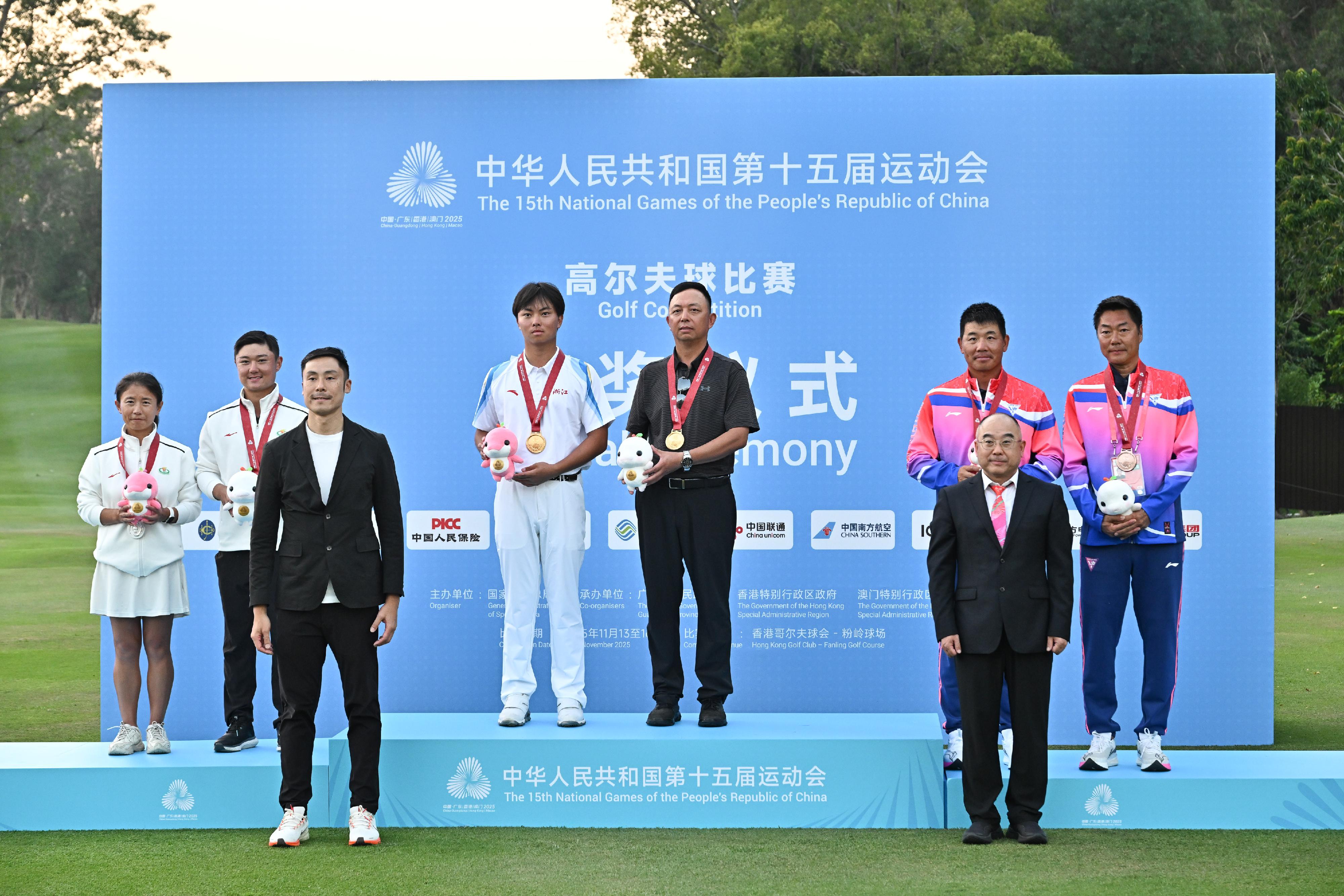 The men's individual of the golf event of the 15th National Games was held today (November 16). Photo shows Vice President of the China Golf Association Mr Tian Xiaojun (front row, right) and the Head of Corporate Communications and Public Affairs Department at the Kowloon Motor Bus Company (1933) Limited, Mr Kenny Kan (front row, left), with the gold medalist, Kuang Yang (back row, third left); the silver medalist, Chai Bowen (back row, second left); and the bronze medalist, Wu Ashun (back row, second right).
