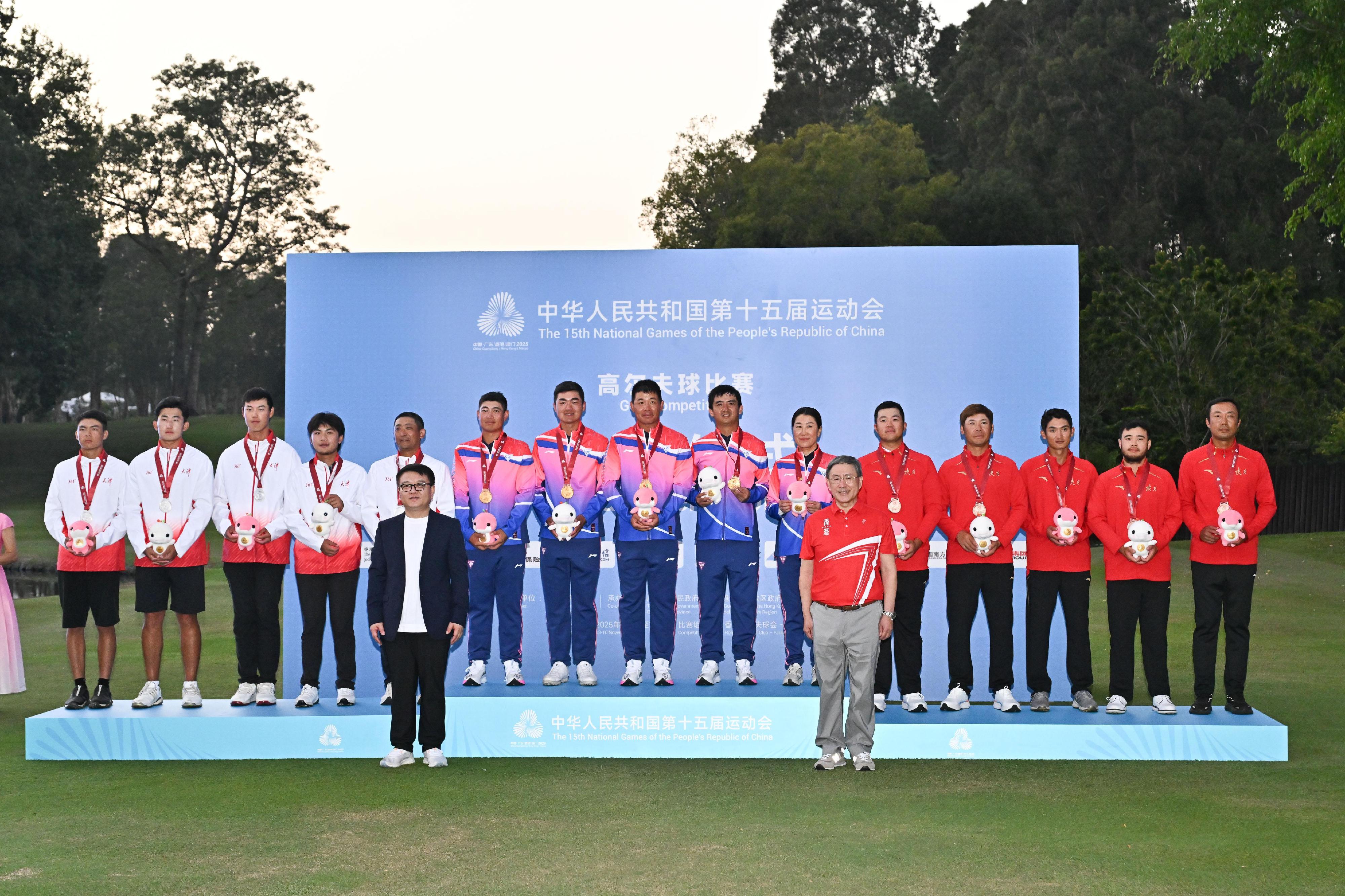 The Men's team of the golf event of the 15th National Games was held today (November 16). Photo shows the Deputy Chief Secretary for Administration of the Hong Kong Special Administrative Region, Mr Cheuk Wing-hing (front row, left), Party Secretary and the Director of the Shanghai Administration of Sports, Mr Xu Bin (front row, right), with the gold medalists, Shanghai team (back row, centre); the silver medalists, Tianjin team (back row, left); and the bronze medalists, Shaanxi team(back row, right).