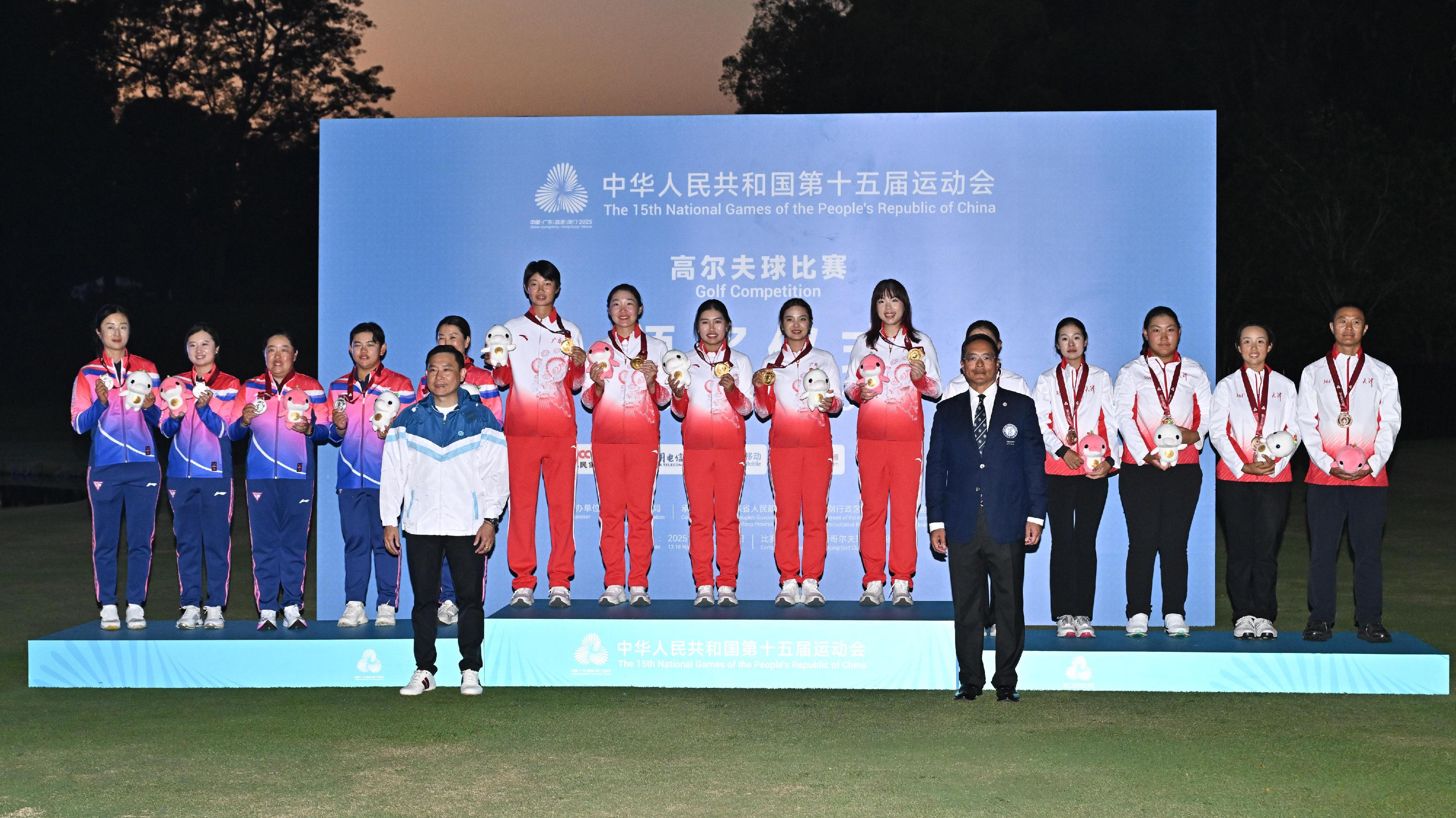 The women's team of the golf event of the 15th National Games was held today (November 16). Photo shows the President of the Golf Association of Hong Kong, China, Mr Kenneth Lam (front row, right) and the General Manager – Commercial & Industrial Services & Business Development and Executive of GBA Business Project Development Office of Towngas, Mr Charles Tsoi (front row, left), with the gold medalists, Guangdong Team (back row, centre); the silver medalists, Shanghai Team (back row, left); and the bronze medalists, Tianjin Team (back row, right).