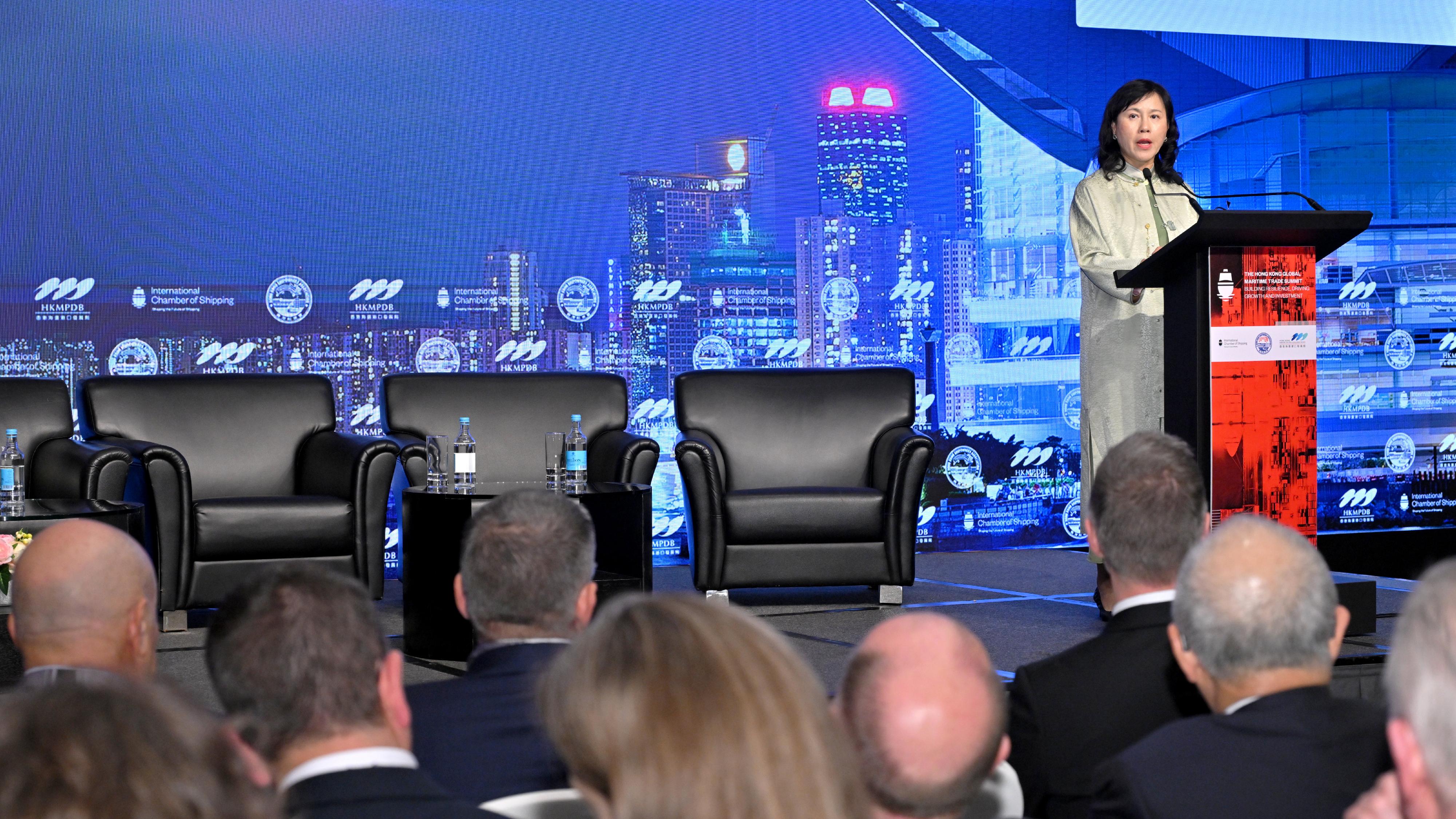 The Secretary for Transport and Logistics, Ms Mable Chan, attended the Hong Kong Global Maritime Trade Summit organised by the International Chamber of Shipping today (November 17). Photo shows Ms Chan delivering the closing remarks at the Summit.