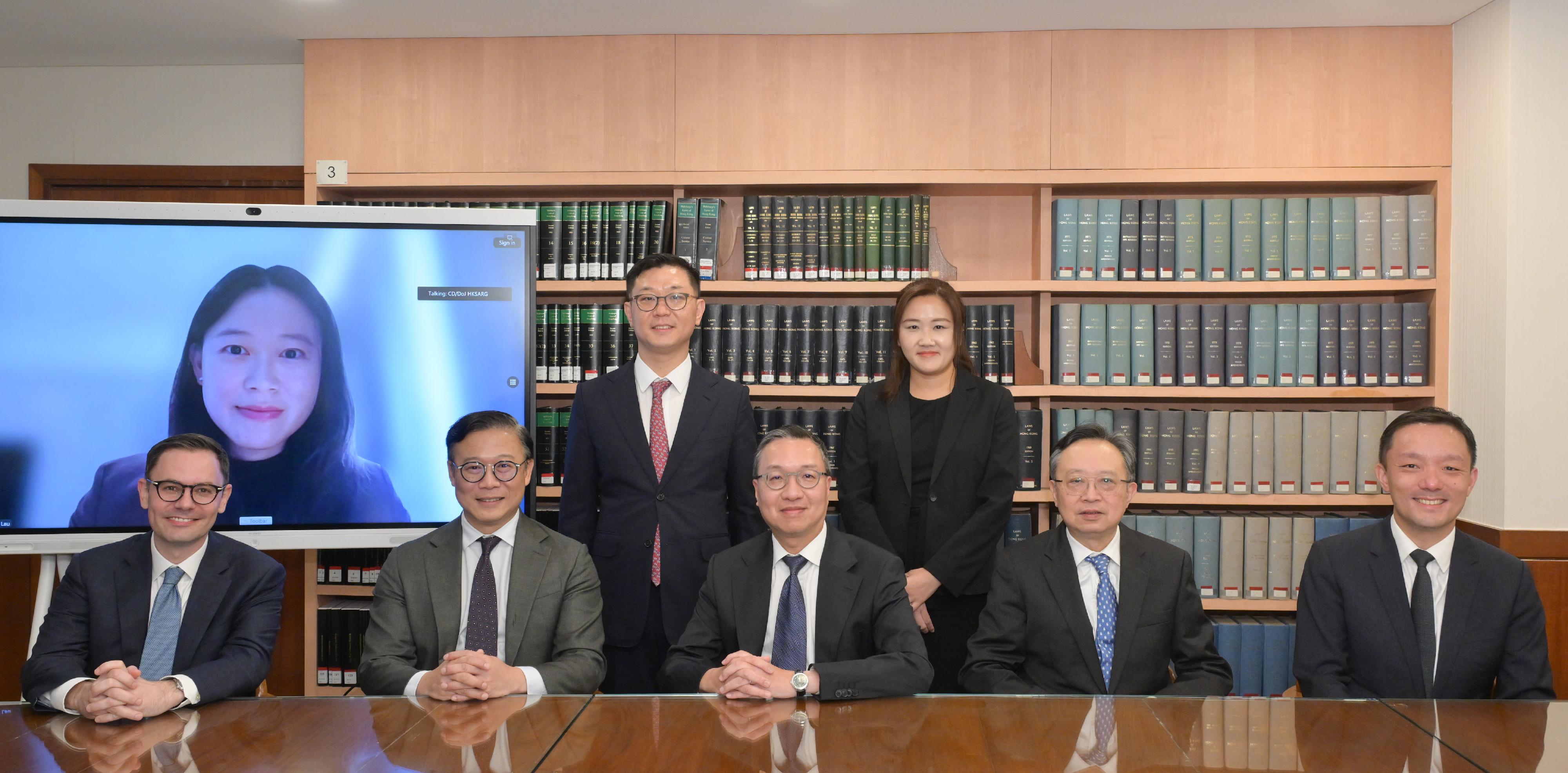 The Working Group on Arbitration Law Reform of the Department of Justice held its first meeting today (November 17). Photo shows the Secretary for Justice, Mr Paul Lam, SC (front row, centre), and the Deputy Secretary for Justice, Dr Cheung Kwok-kwan (front row, second left), with members of the working group before the meeting.