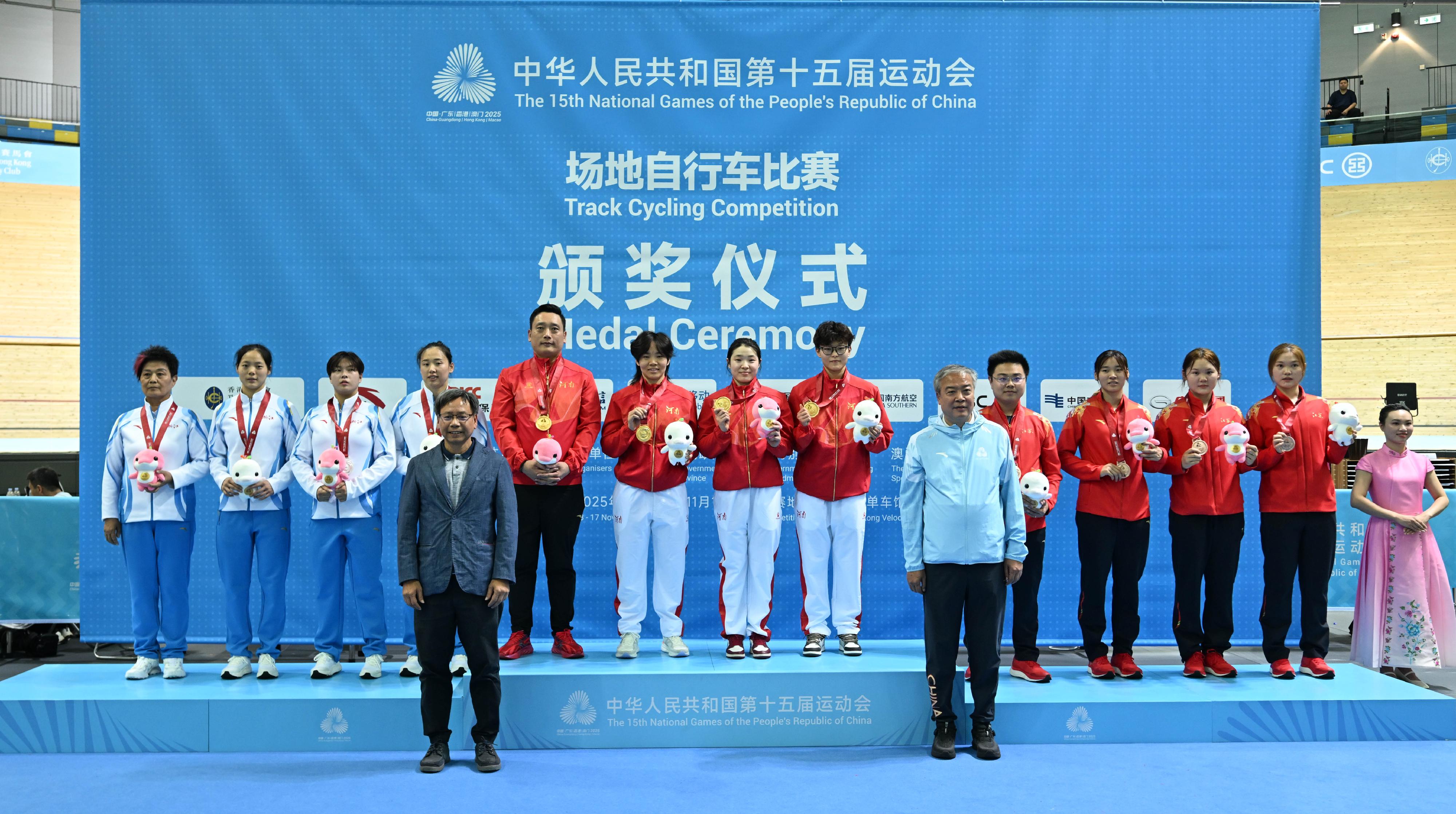 The Women's Team Sprint of track cycling competition of the 15th National Games was held today (November 13). Photo shows the director of the cycling and fencing management centre of General Administration of Sport of China, Mr Sun Weimin (front row, right) and the Managing Director of the Citybus Limited, Mr William Chung (front row, left), with the gold medalists Henan team (back row, centre), the silver medalists Zhejiang team (back row, left) and the bronze medalists Jiangsu team (back row, right).