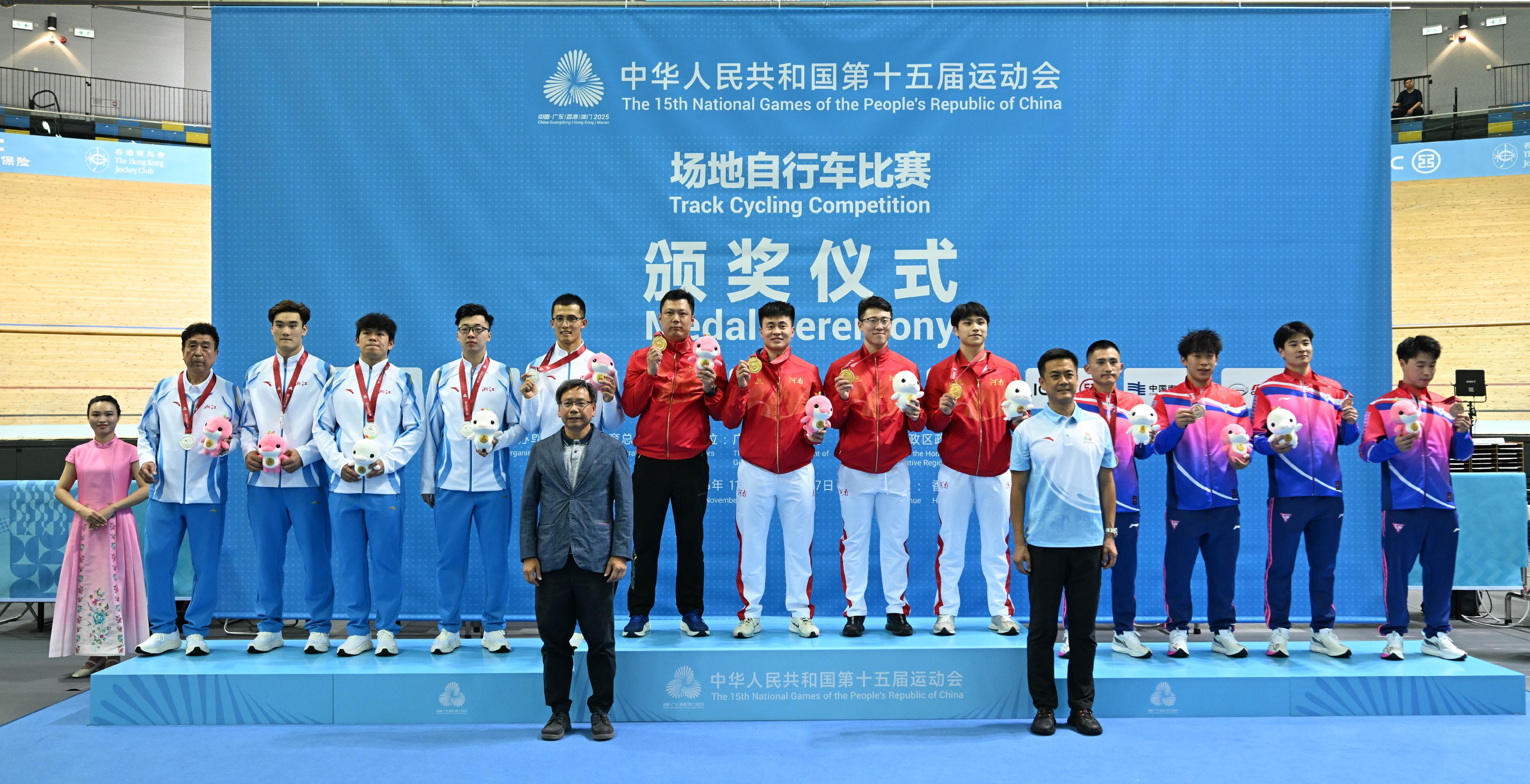 The Men's Team Sprint of track cycling competition of the 15th National Games was held today (November 13). Photo shows the Deputy Secretary-General of the Chinese Cycling Association, Mr Han Feng (front row, right) and the Managing Director of the Citybus Limited, Mr William Chung (front row, left), with the gold medalists Henan team (back row, centre), the silver medalists Zhejiang team (back row, left) and the bronze medalists Shanghai team (back row, right).