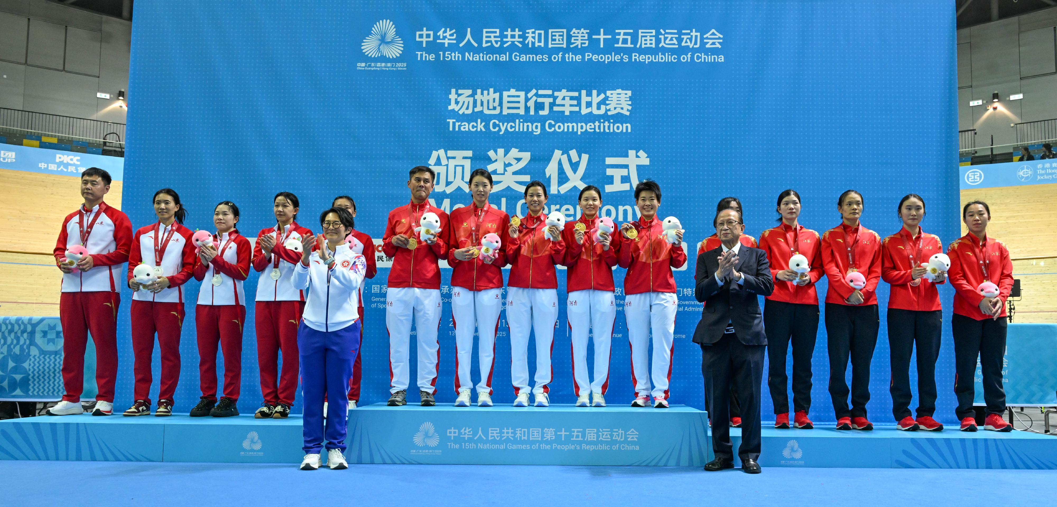 The Women's Team Pursuit of the track cycling competition of the 15th National Games was held today (November 14). Photo shows Vice President of the Cycling Association of Hong Kong, China Mr Pui Kwan-kay (front row, right) and the Deputy Director of Leisure and Cultural Services (Leisure Services), Miss Winnie Chui (front row, left), with the gold medallists, Henan team (back row, centre); the silver medallists, Shandong team (back row, left); and the bronze medallists, Jiangsu team (back row, right).
