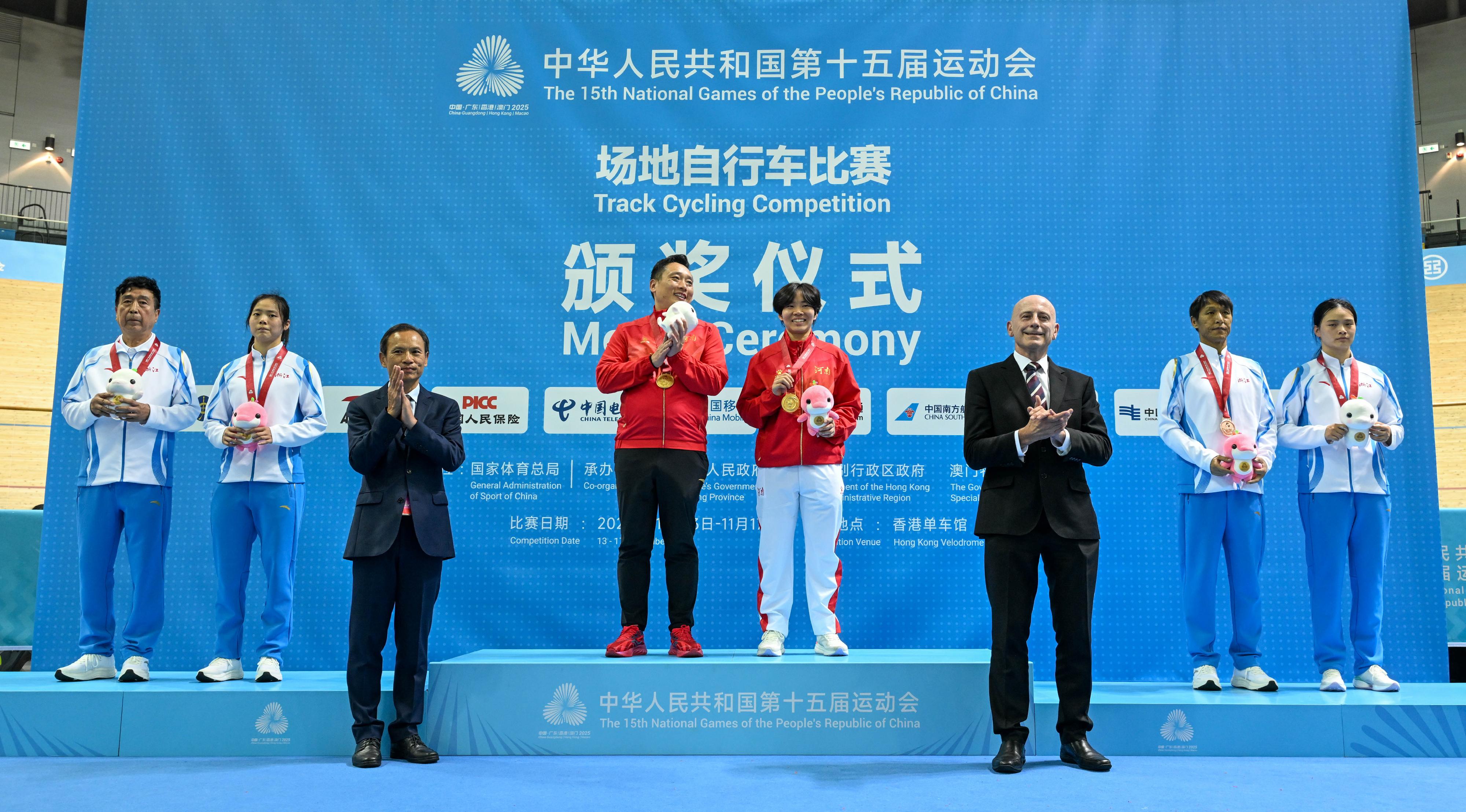 The Women's Time Trial (250 Metres) of the track cycling competition of the 15th National Games was held today (November 14). Photo shows the Chairman of the Cycling Association of Hong Kong, China, Mr Leung Hung-tak (front row, left), and the Operations Director of New Lantao Bus Company (1973) Limited, Mr Mark Savelli (front row, right), with the gold medalist, Bao Shanju (back row, third right), the silver medalist, Tong Mengqi (back row, second left), and the bronze medalist, Fan Bingbing (back row, first right).
