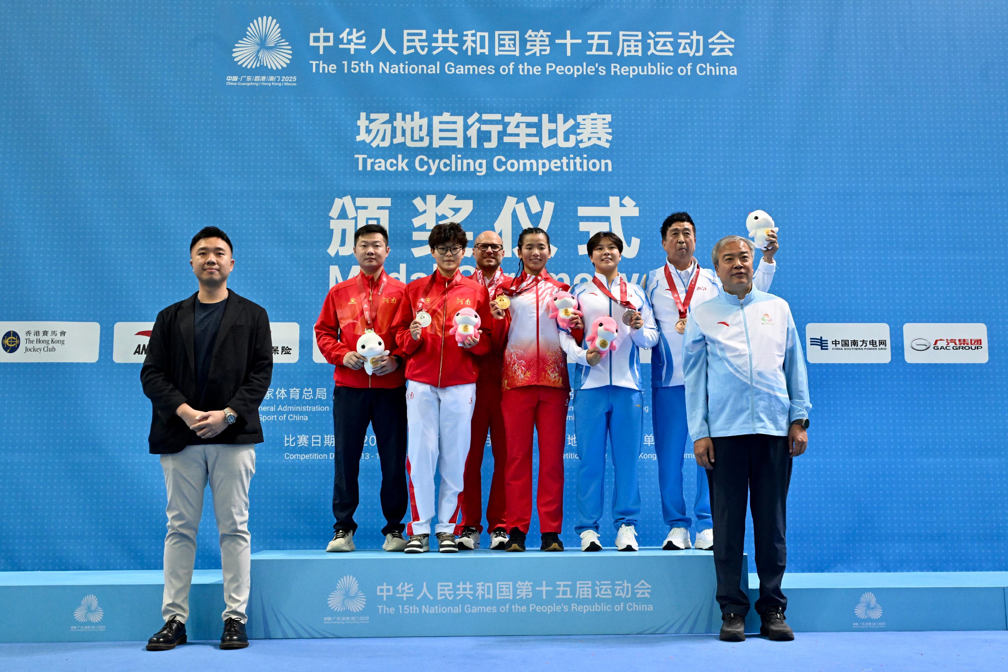 The Women's Time Trial (750 Metres) of the track cycling competition of the 15th National Games was held today (November 15). Photo shows the director of the cycling and fencing management centre of General Administration of Sport of China, Mr Sun Weimin (front row, right), and the Senior Assistant Operations Director of Star Ferry, Mr Issac Wong (front row, left), with the gold medalist, Yuan Liying (back row, third right), the silver medalist, Luo Shuyan (back row, second left), and the bronze medalist, Jiang Yulu (back row, second right).
