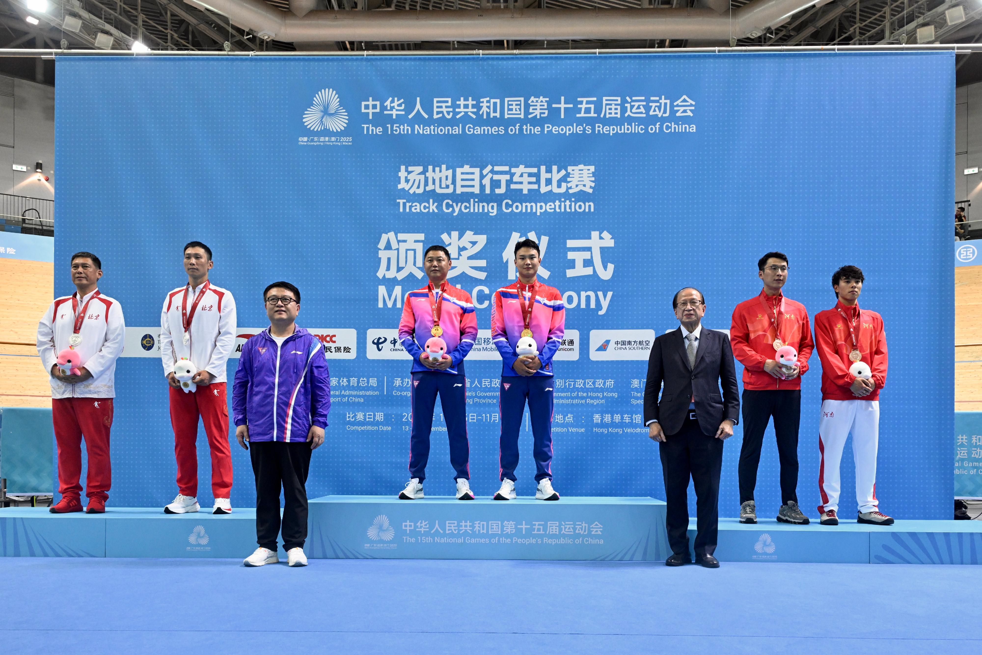 The Men's Omnium of the track cycling competition of the 15th National Games was held today (November 15). Photo shows Vice-President of the Cycling Association of Hong Kong, China Mr Pui Kwan-kay (front row, right), and the Director of the Shanghai Administration of Sports, Mr Xu Bin (front row, left), with the gold medalist, Wu Junjie (back row, third right), the silver medalist, Xue Chaohua (back row, second left), and the bronze medalist, Yang Yang (back row, first right).