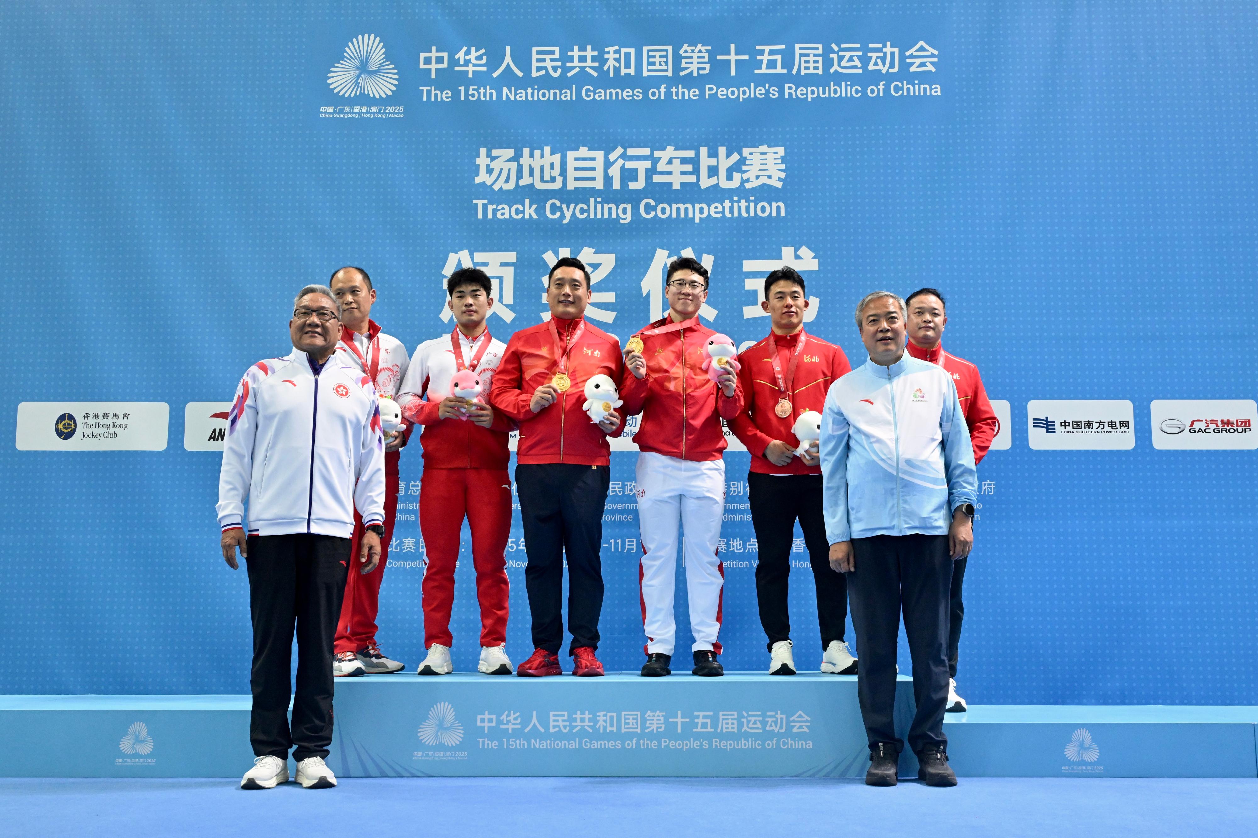 The Men's Sprint of the track cycling competition of the 15th National Games was held today (November 15). Photo shows the director of the cycling and fencing management centre of General Administration of Sport of China, Mr Sun Weimin (front row, right), and the Chairman of the Executive Committee of the Hong Kong Special Administrative Region Delegation, Mr Cheng King-leung (front row, left), with the gold medalist, Liu Qi (back row, third right), the silver medalist, Li Zhiwei (back row, second left), and the bronze medalist, Xue Chenxi (back row, second right).